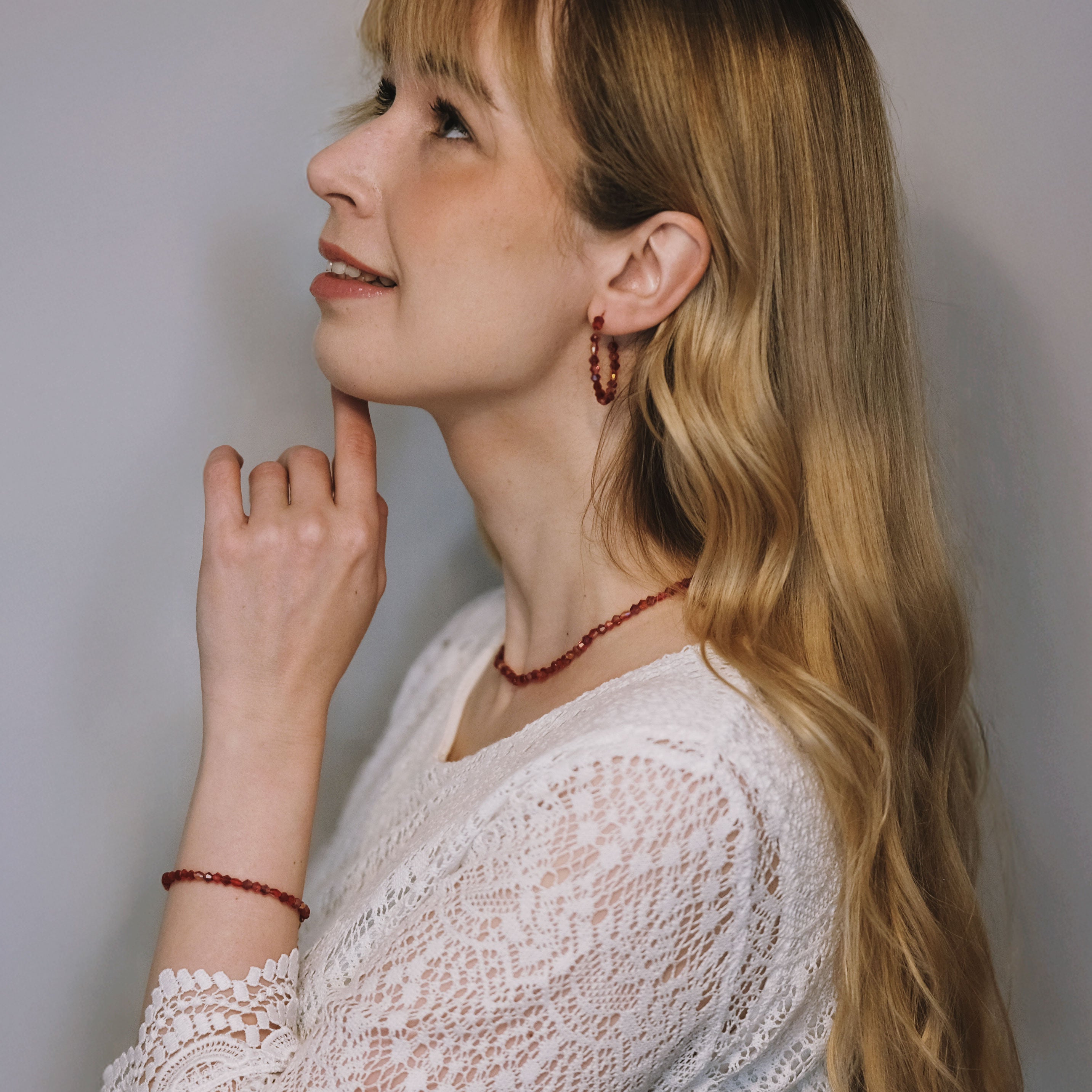 Jolie Garnet – käsintehdyt helmirenkaat (punaiset sävyt, kulta)