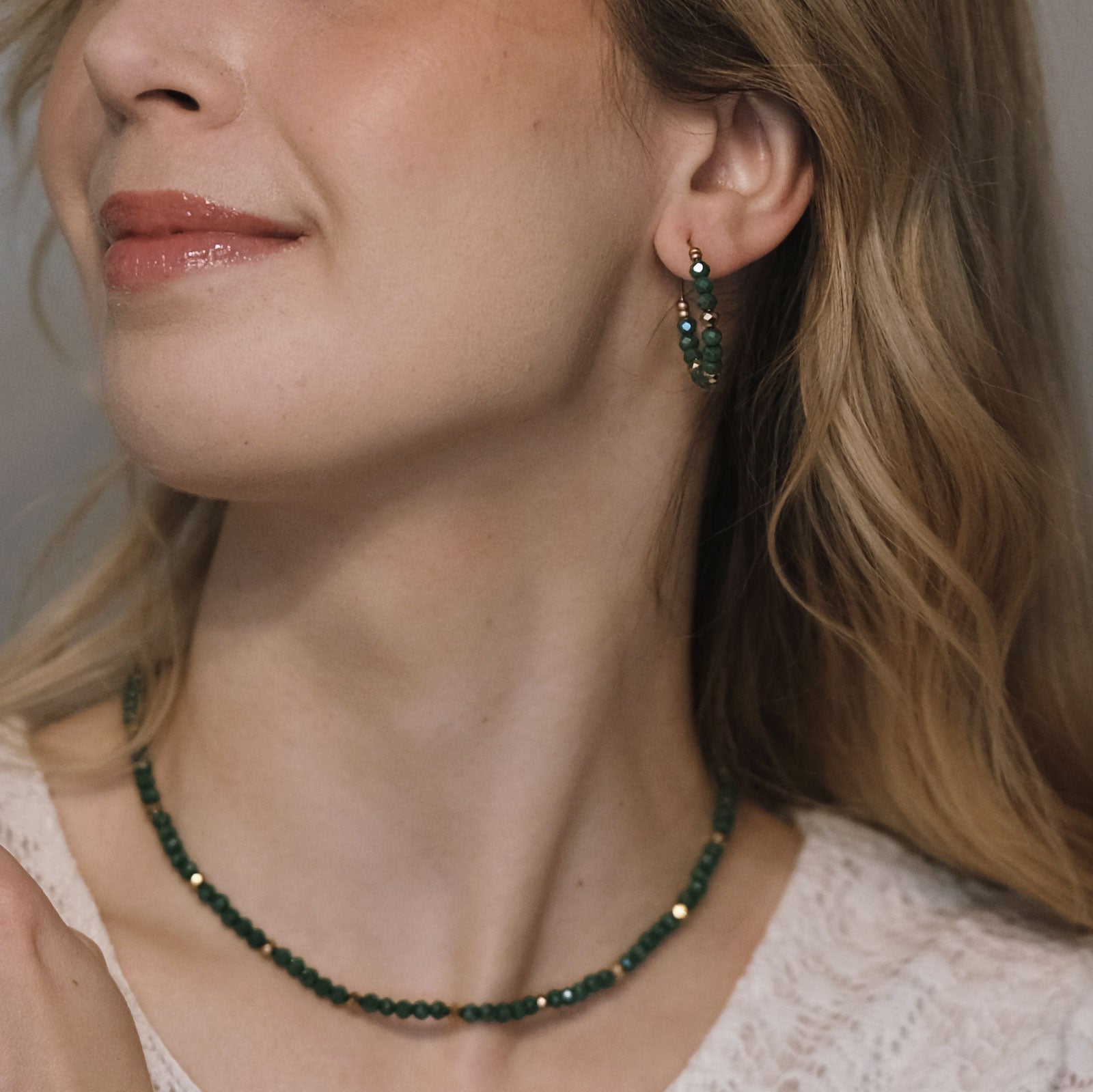 Jolie Emerald –käsintehdyt helmirenkaat (vihreä, kulta)