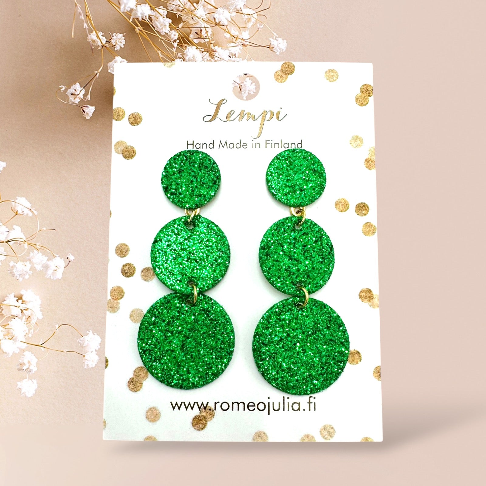Kotimaiset vihreät LEMPI®-korvakorut, joissa satumetsänvihreä glitterpinta
