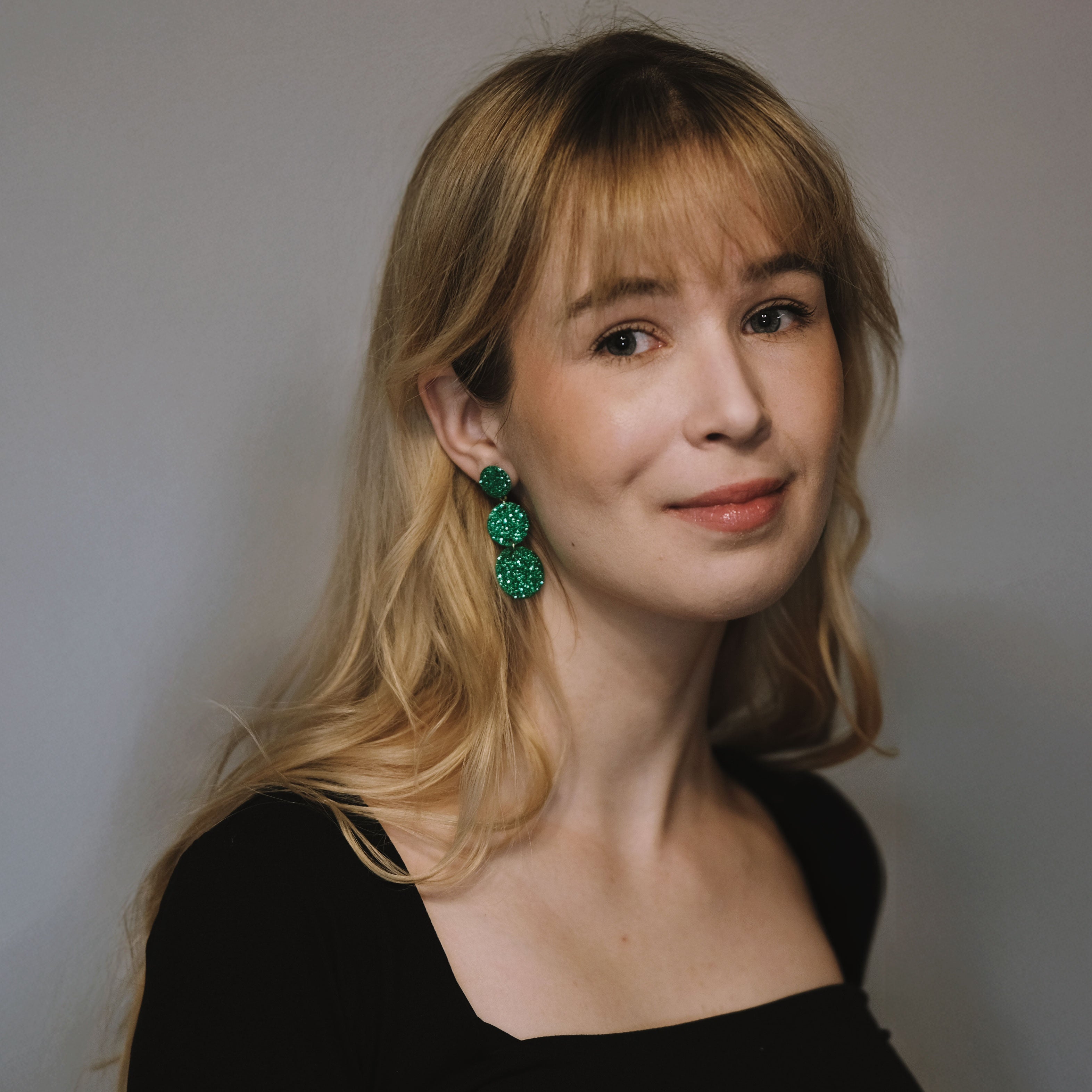 LEMPI®-korvakorut kolmiosaisella muotoilulla ja kevyesti kimaltelevalla metsänvihreällä pinnalla.