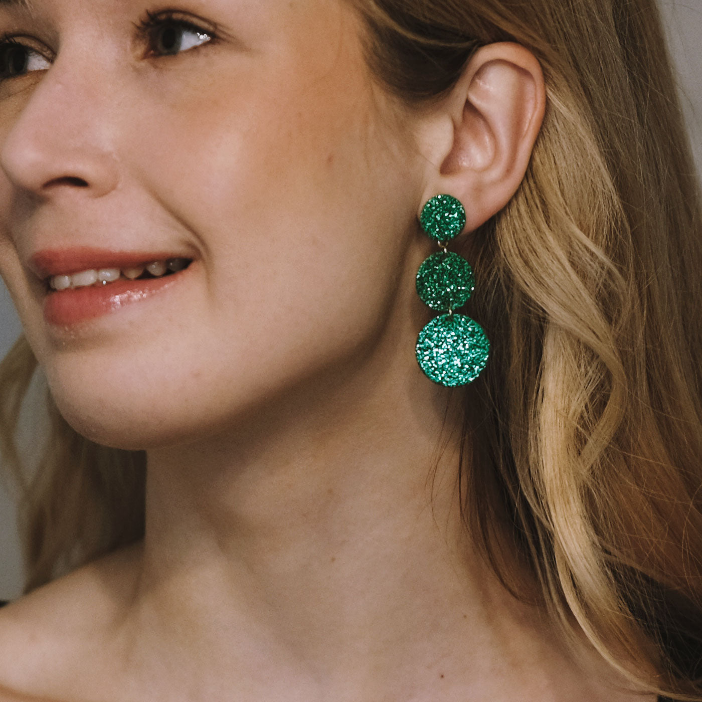 LEMPI®-korvakorut käytössä – Ilona-malli lähikuvassa korvassa kuvattuna.