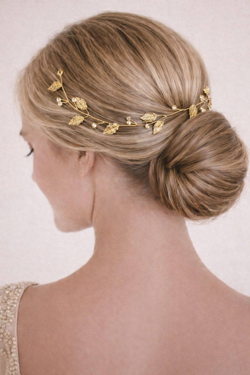Monikäyttöinen lehtiaiheinen hiuskoriste häihin ja vanhojentansseihin.