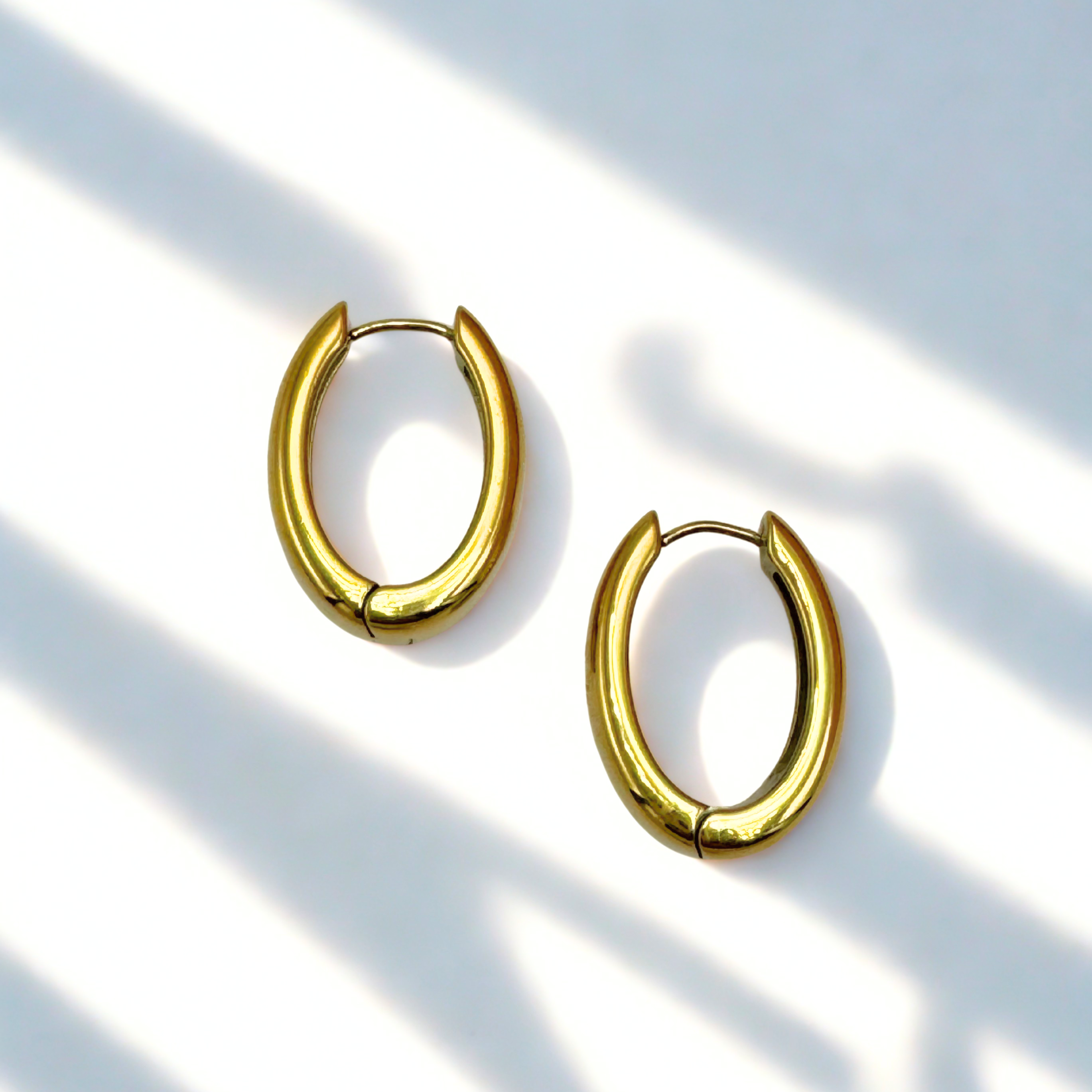 FRENCH RIVIERA | Scarlett wide gold-colored surgical steel rings