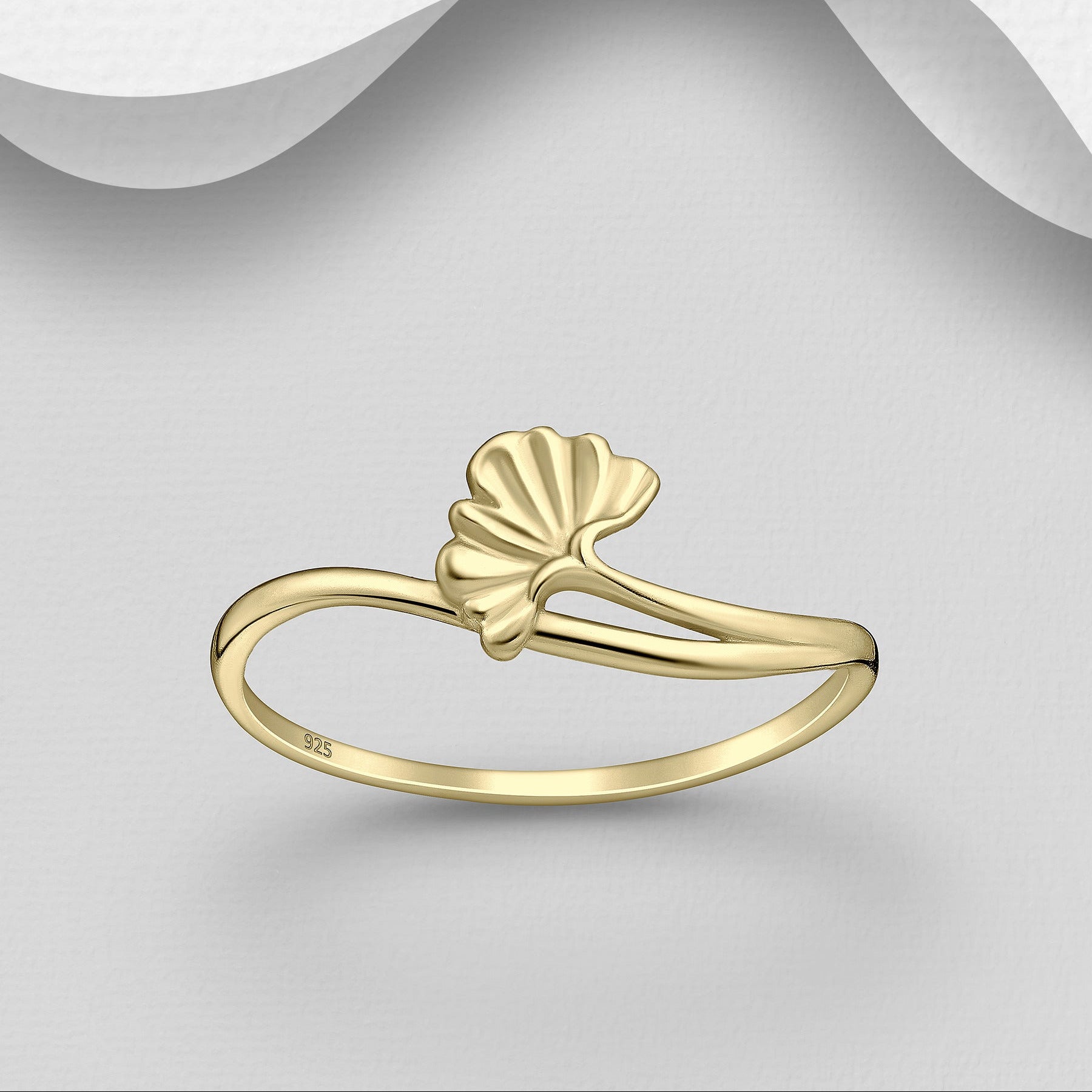 Ginkgo-lehtisormus kullansävyisenä – kevyt ja ajaton 18K pinnoitettu hopeasormus