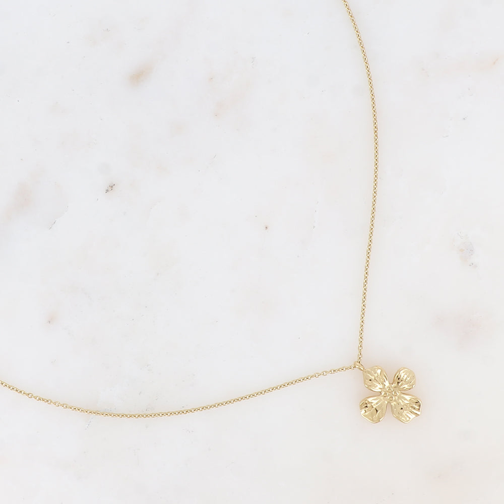 Kullanvärinen kukkakaulakoru teksturoidulla kukkariipuksella