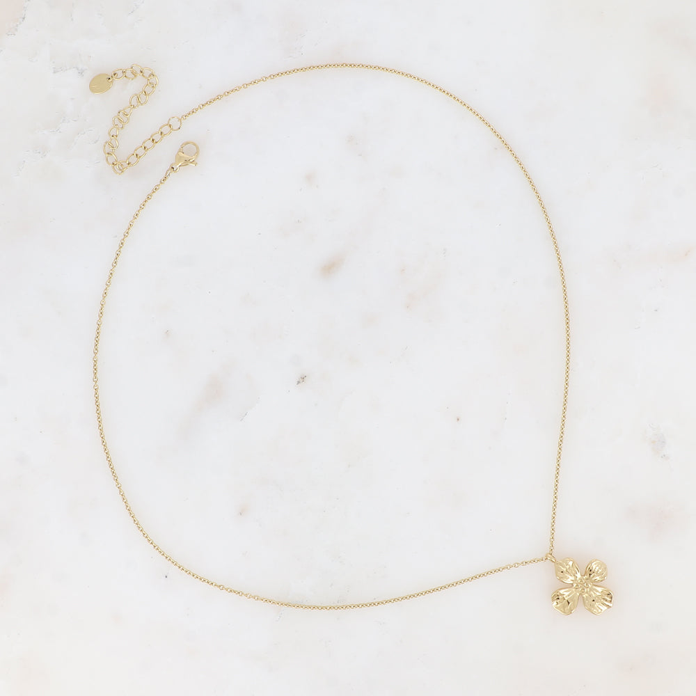 Elegantti kultainen kaulakoru kukkakoristeella ja sirolla ketjulla