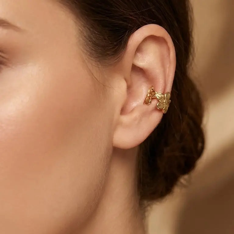 Kultainen ÉLINE L’ATELIER Floriette ear cuff kukkamaisella muotoilulla