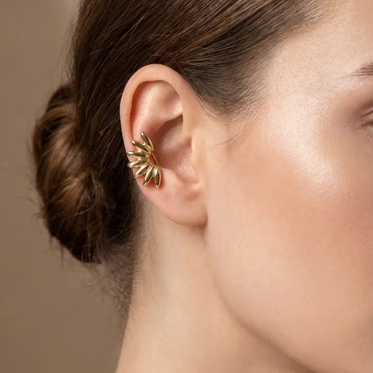 Kultainen ÉLINE L’ATELIER Helia ear cuff sädemäisellä muotoilulla