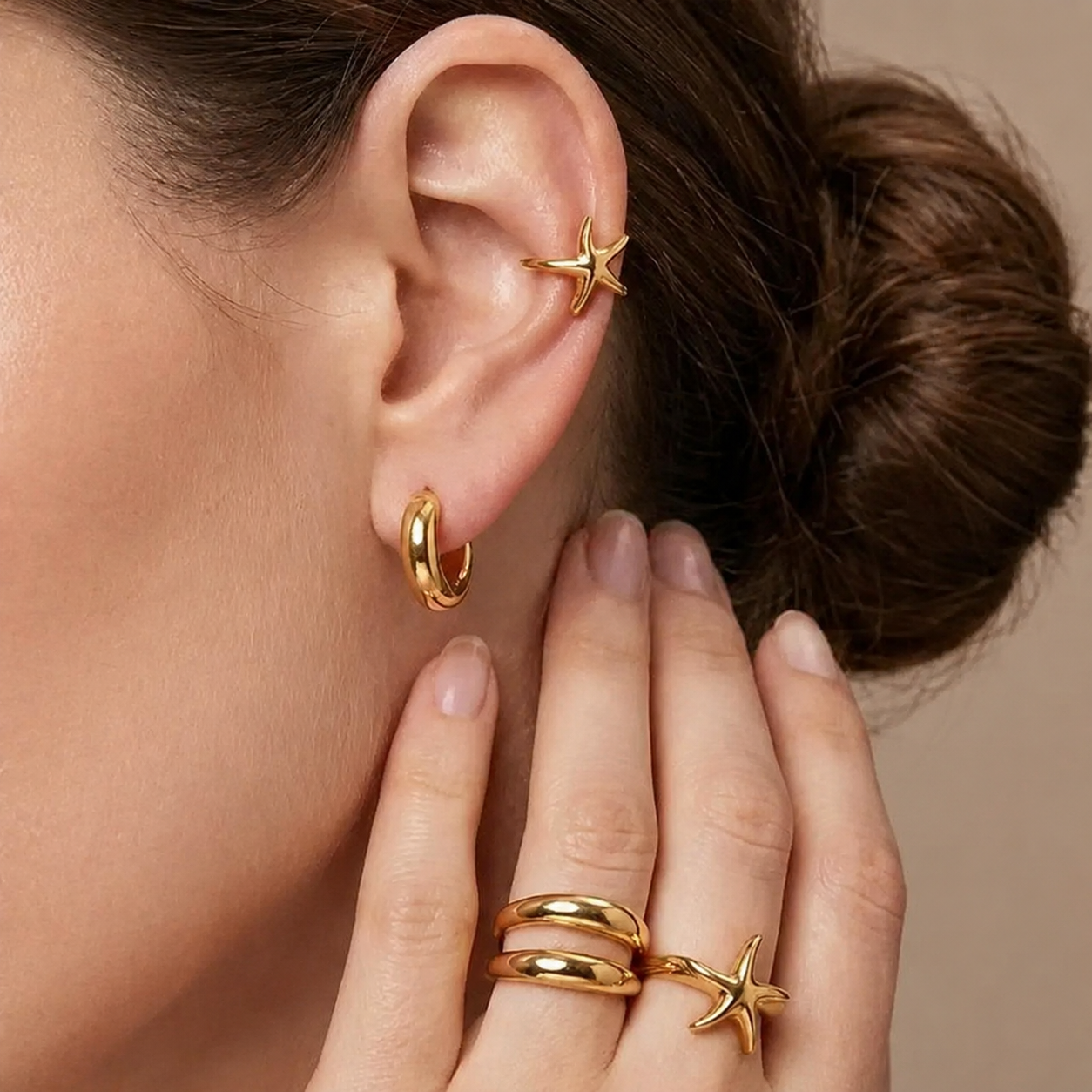 Vedenkestävä kirurginteräksinen ear cuff kullanvärisellä meritähtikoristeella
