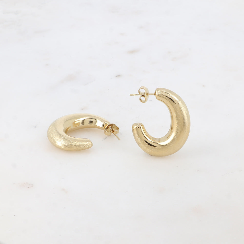 BOHM PARIS Thanya korvakorut kultaisena lähikuvassa.