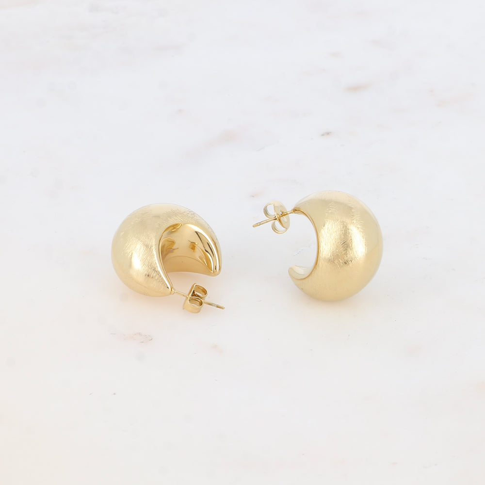 BOHM PARIS Elara korvakorut kultaisena lähikuvassa.