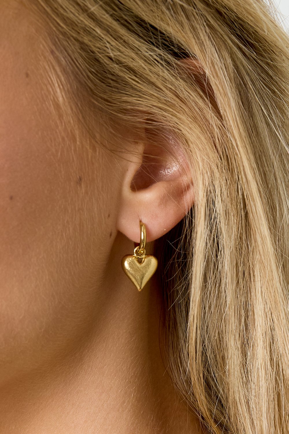 Herkät mini-sydänkorvakorut saranarenkaalla ja pehmeällä muodolla.