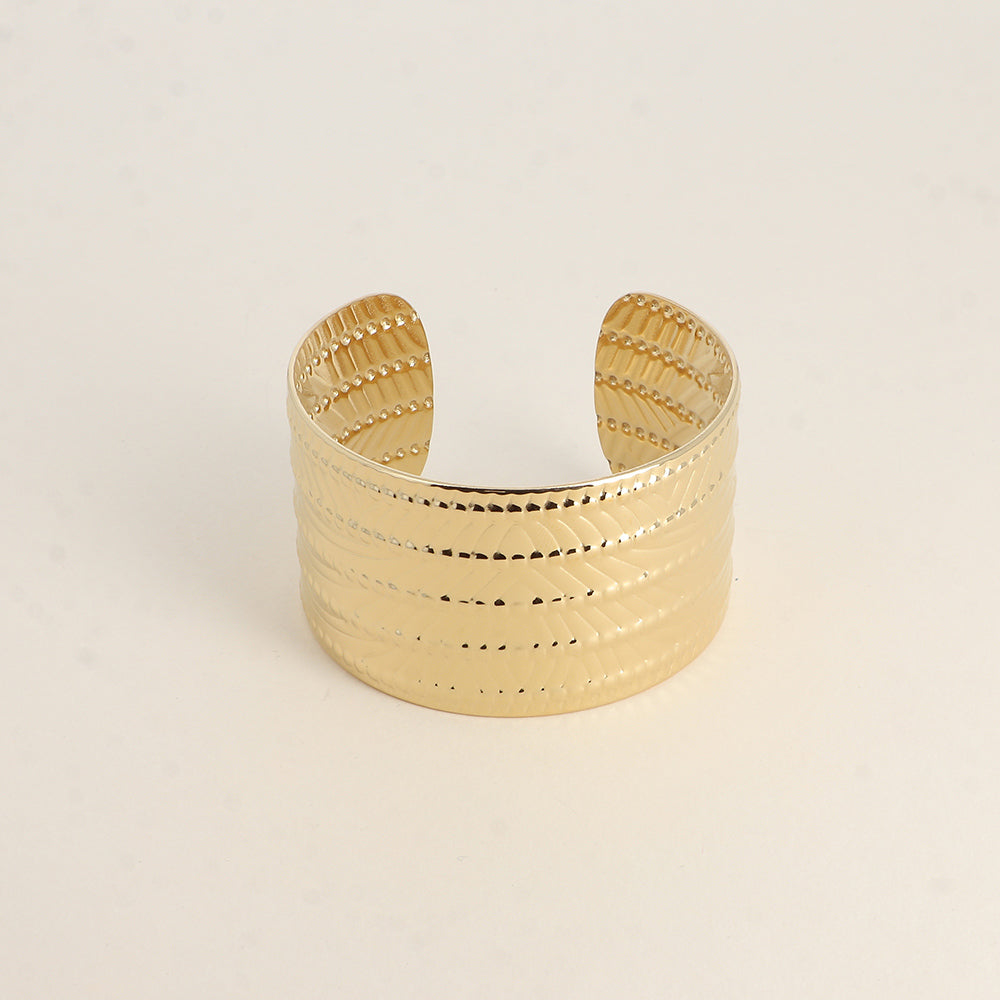 Bohm Paris Leia leveä kultainen mansettirannekoru.