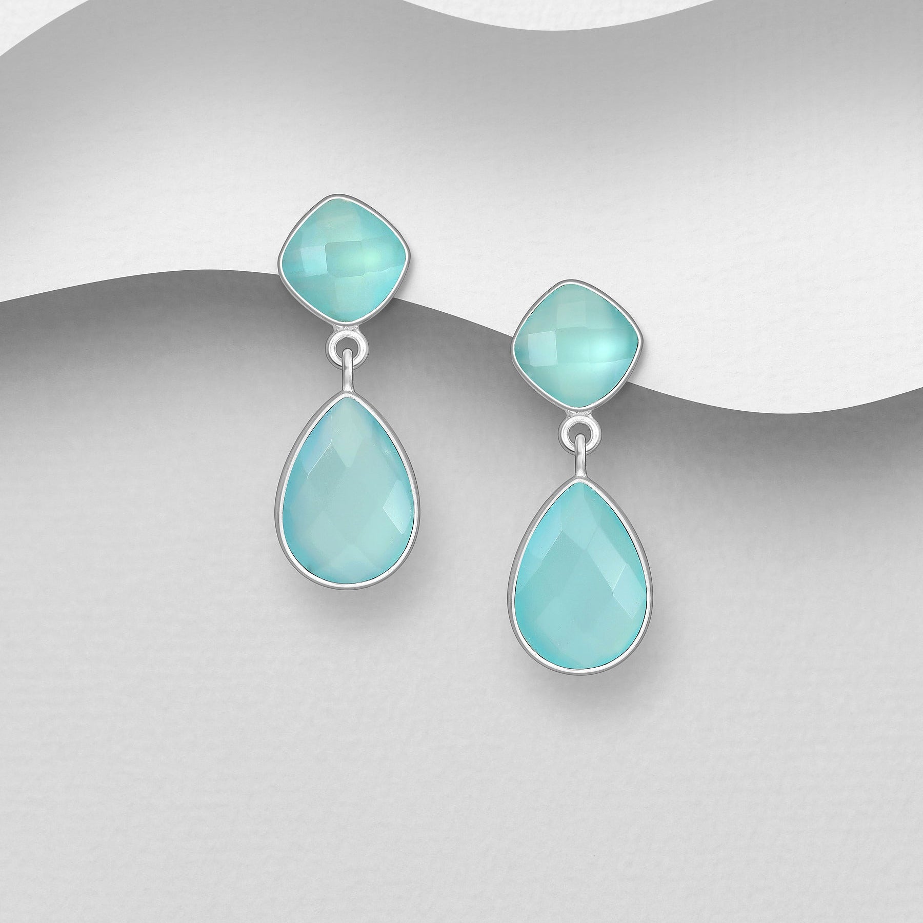 Roikkuvat hopeakorvakorut mintunsinisillä luonnonkivillä