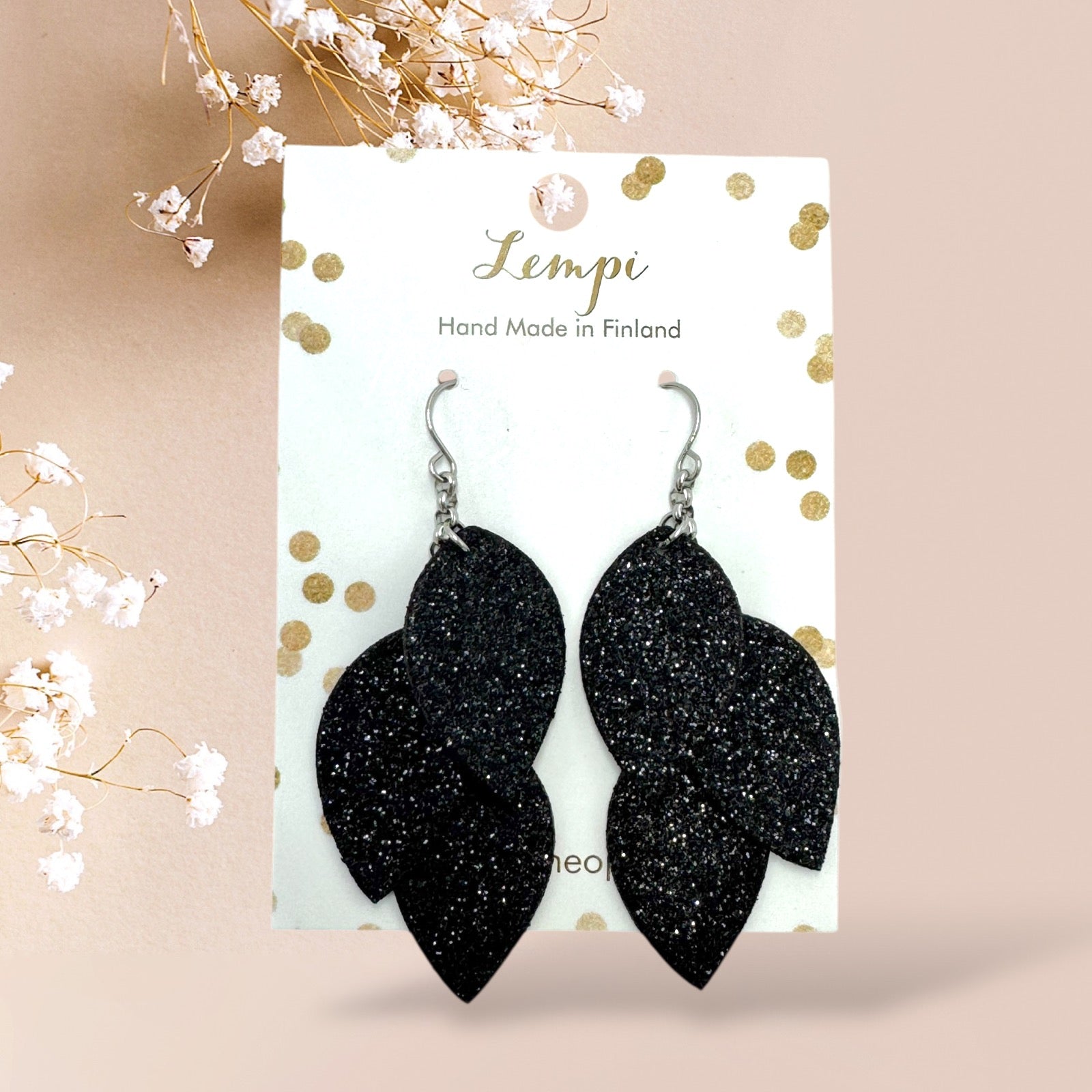 Käsintehdyt LEMPI®-korvakorut kolmella mustalla lehtikuviolla