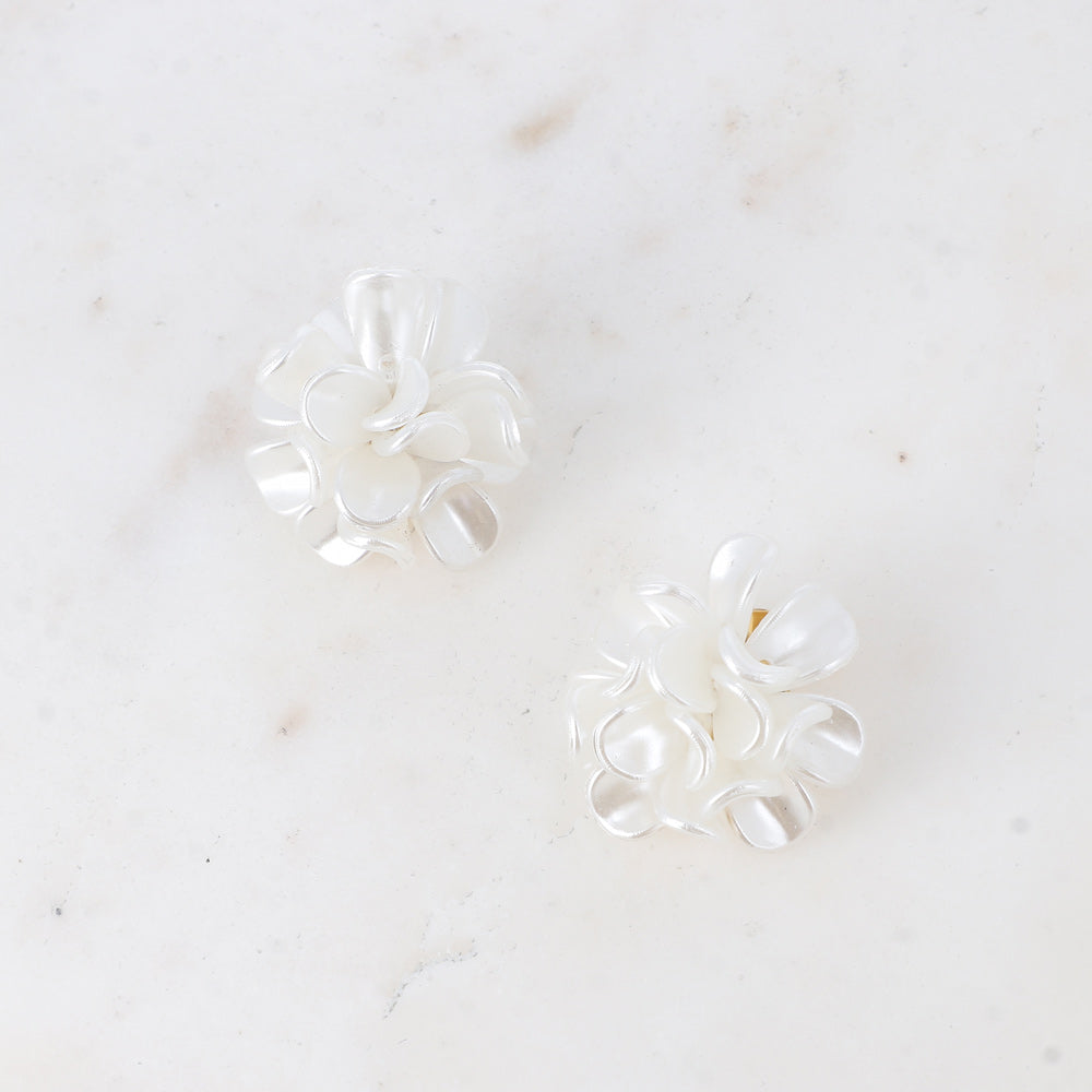 Bohm Paris Iris valkoiset kukkakorvakorut helmiäishohteella.