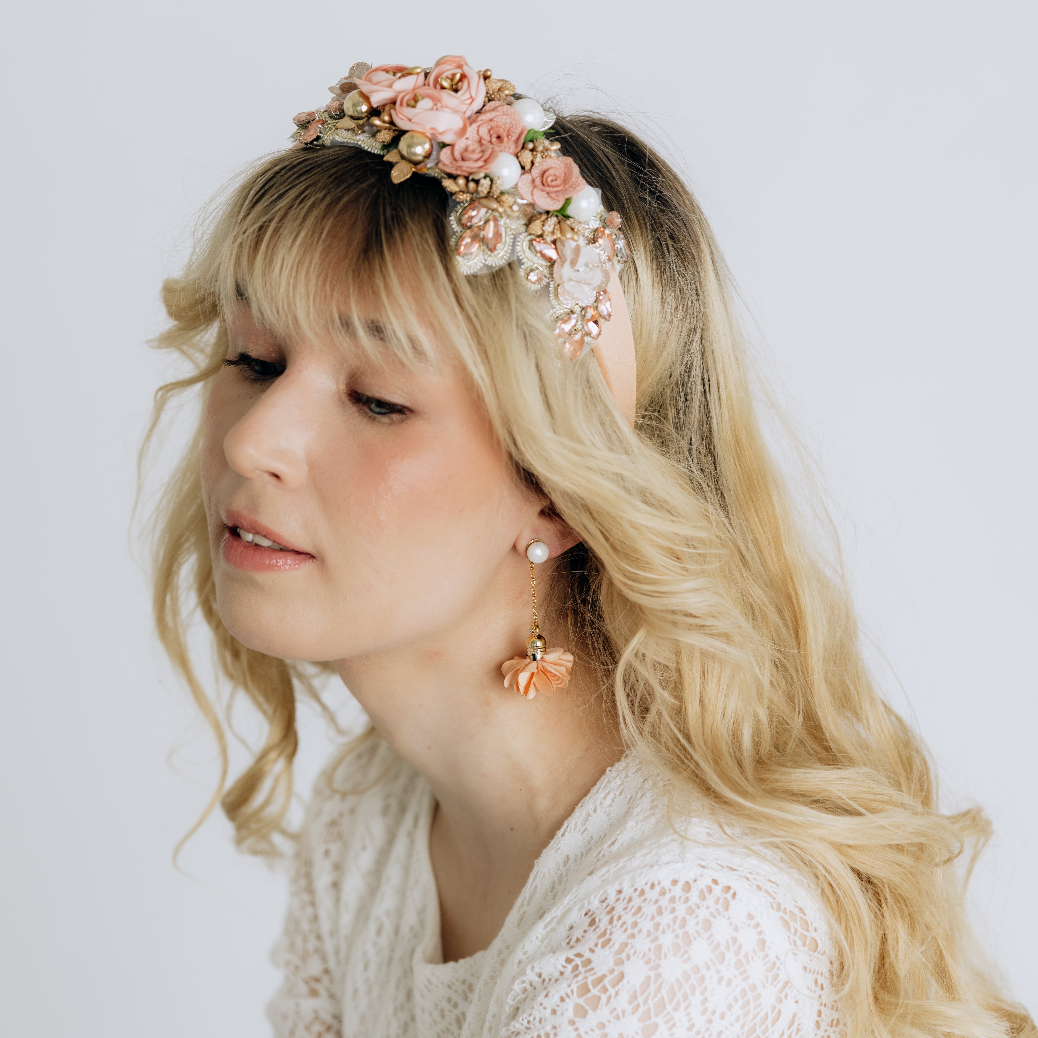 SUGAR SUGAR®, Baroque Blossom – ylellinen koristeellinen hiuspanta (persikka)