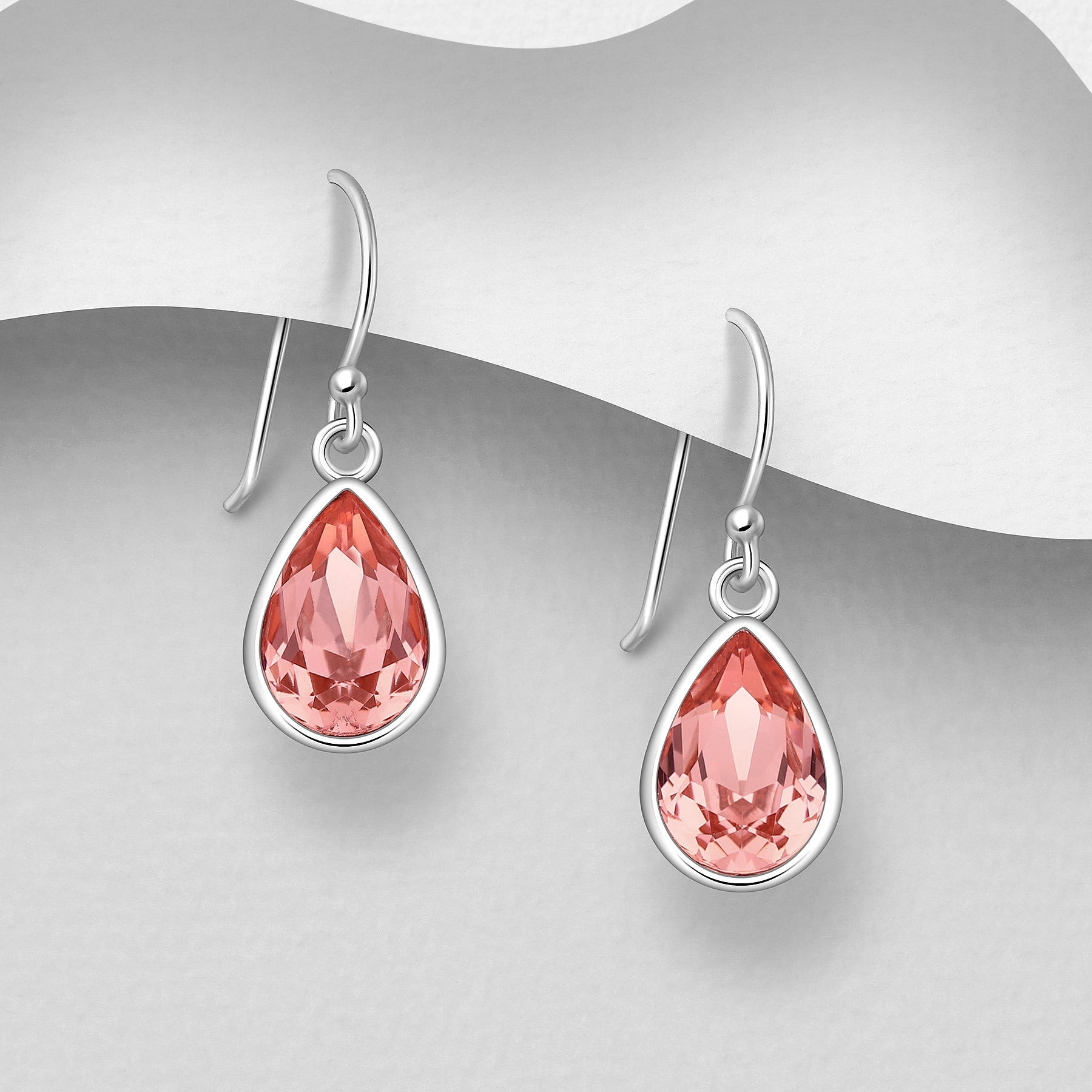 Sirot persikan sävyiset pisarahopeakorvakorut ja kevyt koukkukiinnitys.