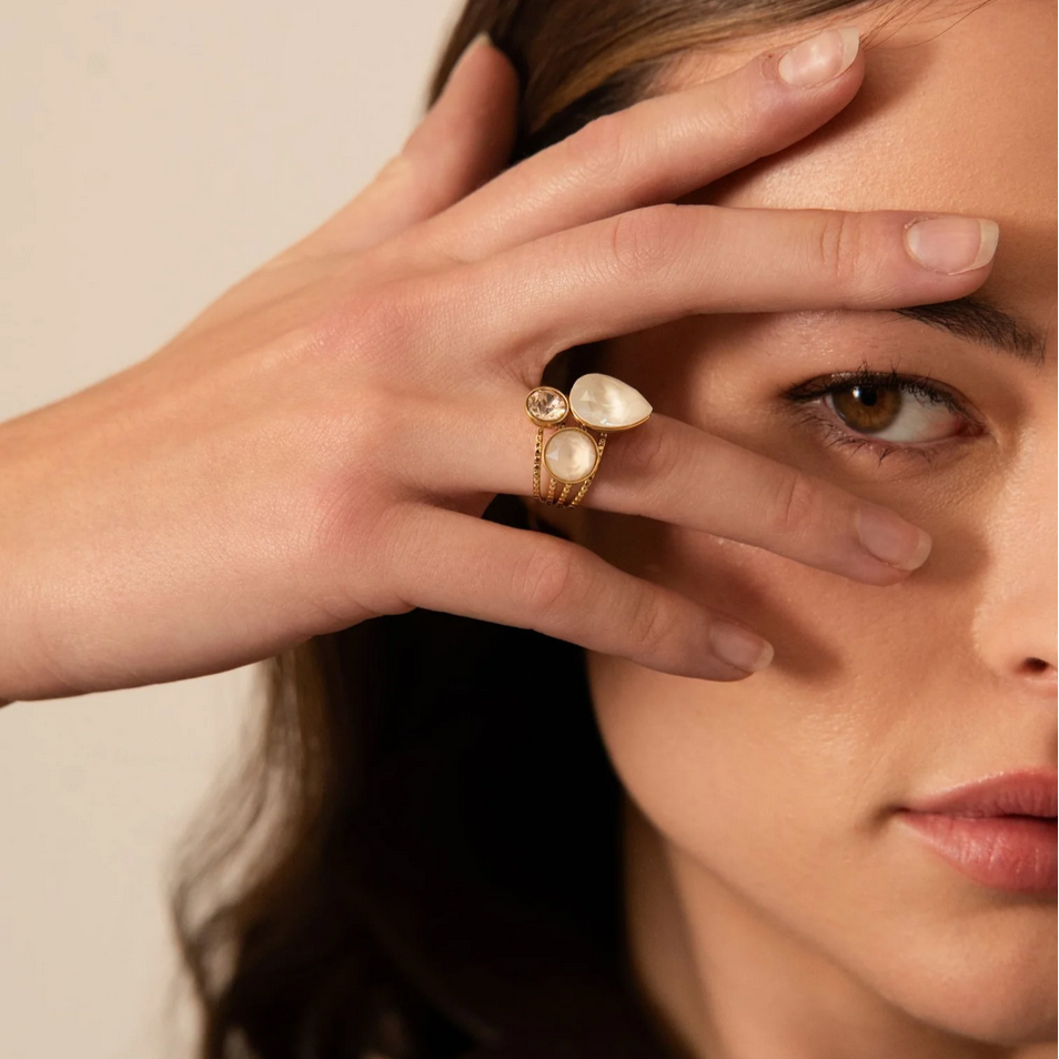 Bohm Paris pisarakivi sormus kullanvärinen mallin sormessa.