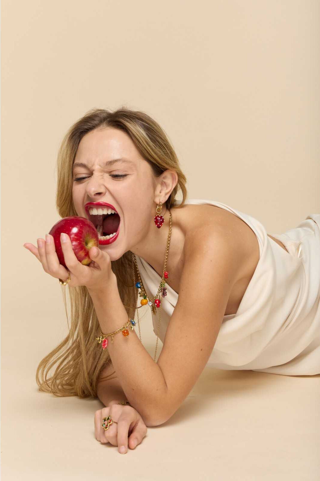 FRENCH RIVIERA | Strawberry Kiss -mansikkakoristeiset kirurginteräsrenkaat