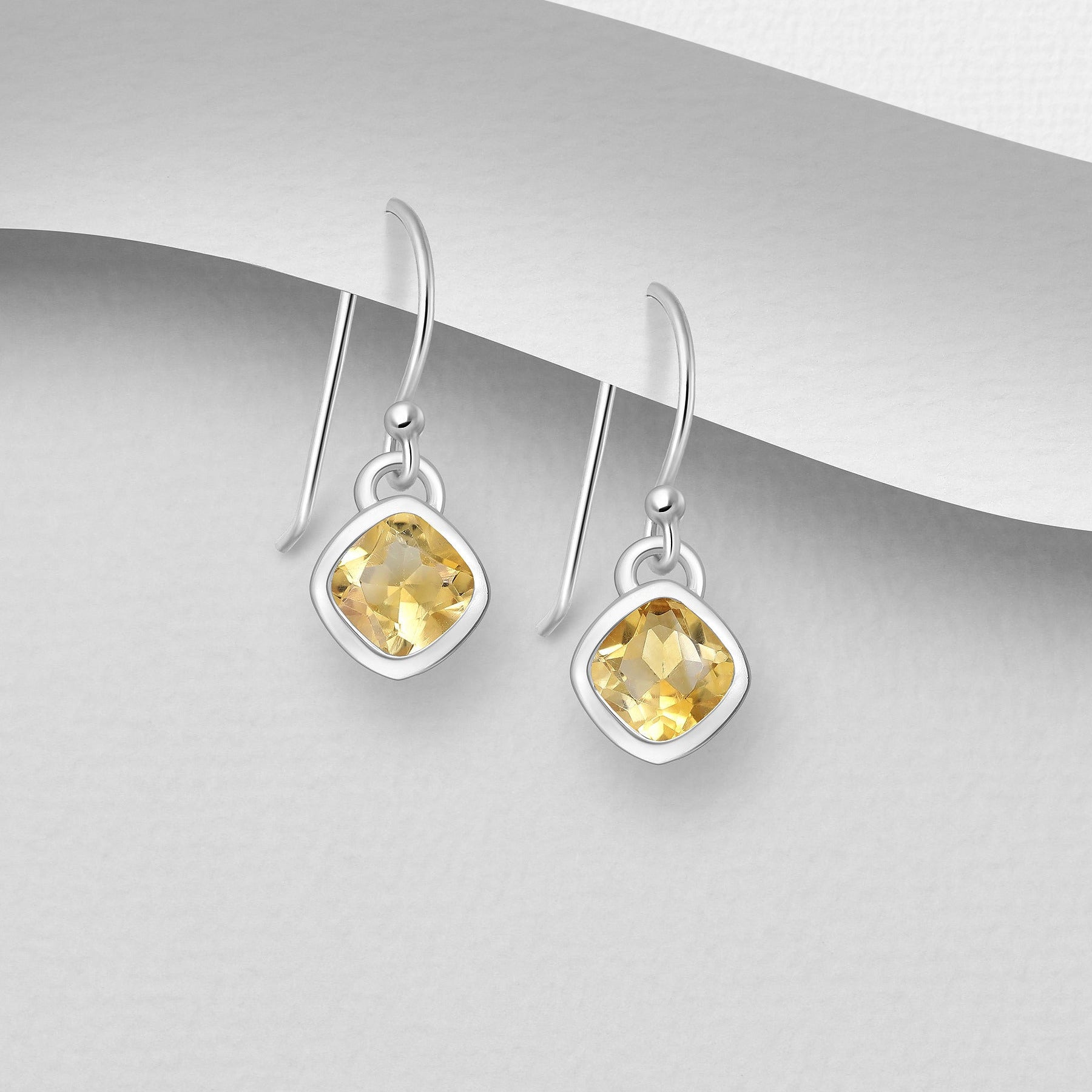 Lovisa-hopeakorvakorut aidolla sitriini-luonnonkivellä ja koukkukiinnityksellä.