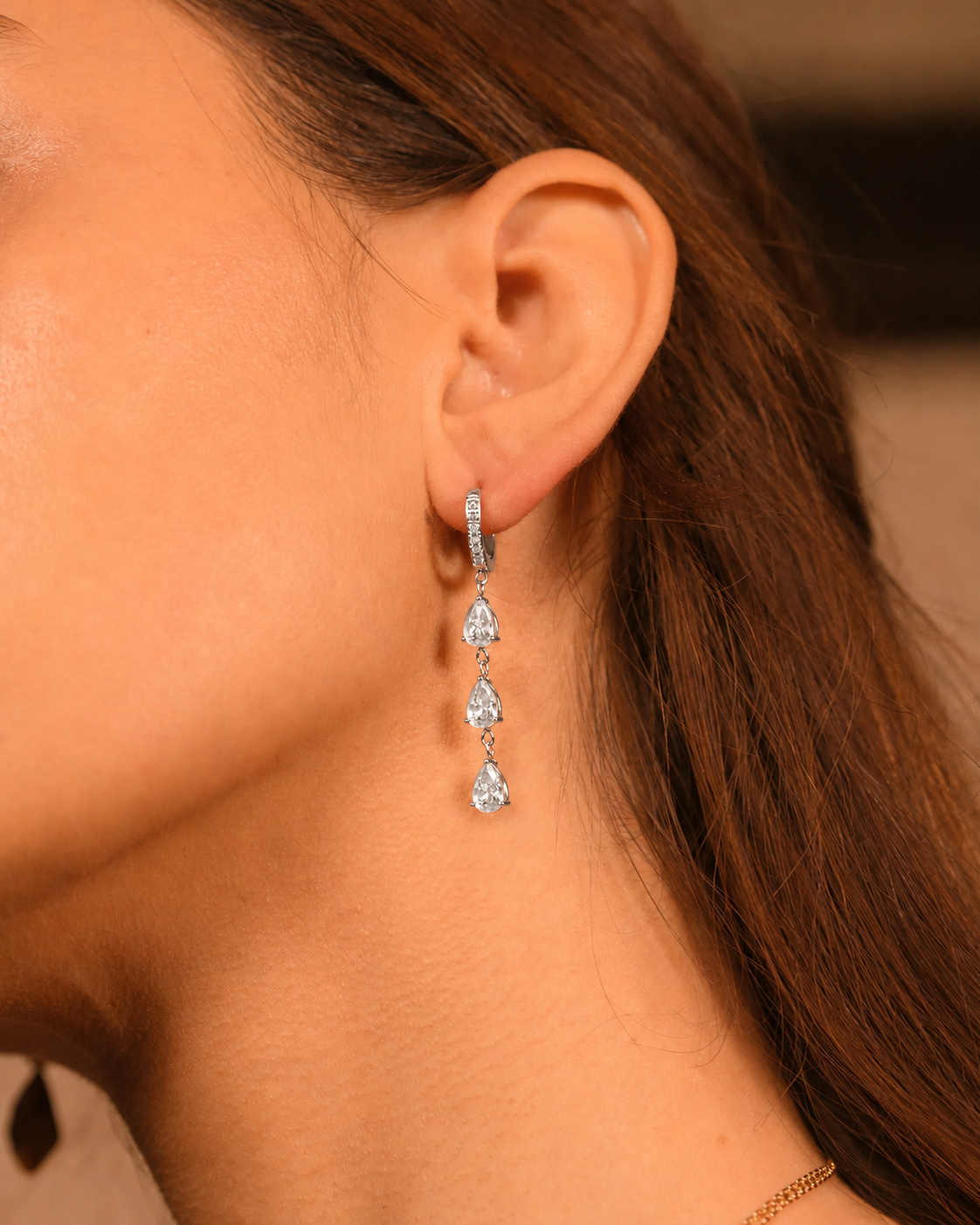 Säihkyvät hopeanväriset korvakorut cubic zirconia -pisarariipuksilla