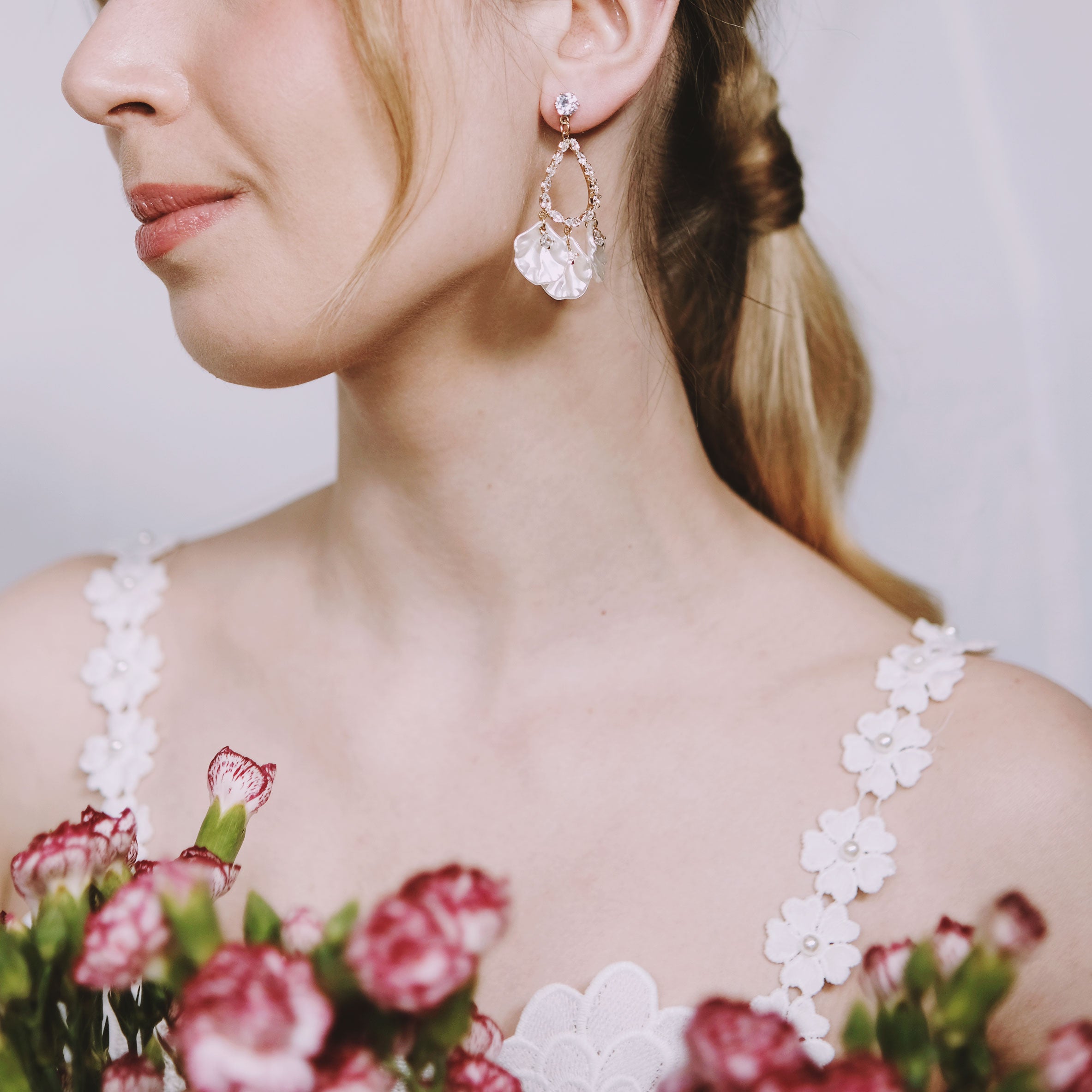 Kultaiset Petal Garland -juhlakorvakorut korukivillä ja helmiäishohtoisilla terälehdillä