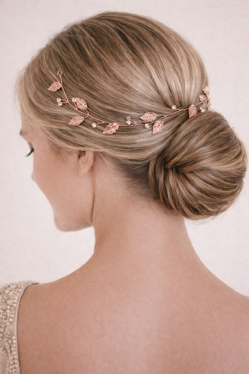 Monikäyttöinen lehtiaiheinen hiuskoriste häihin ja vanhojentansseihin.