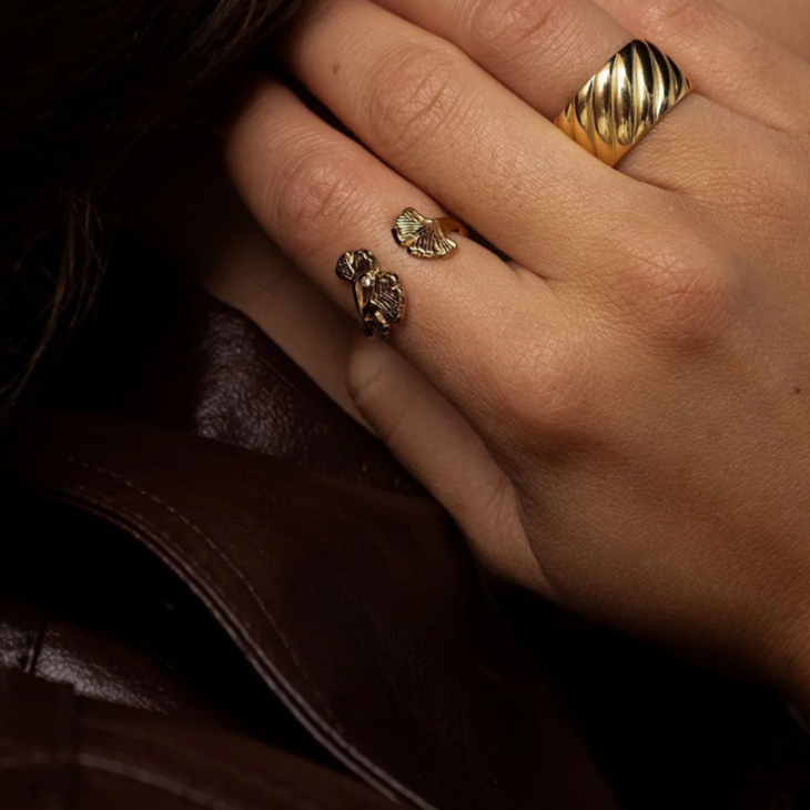 Bohm Paris Sidona ginkgo sormus zirkoniakivellä mallin sormessa.