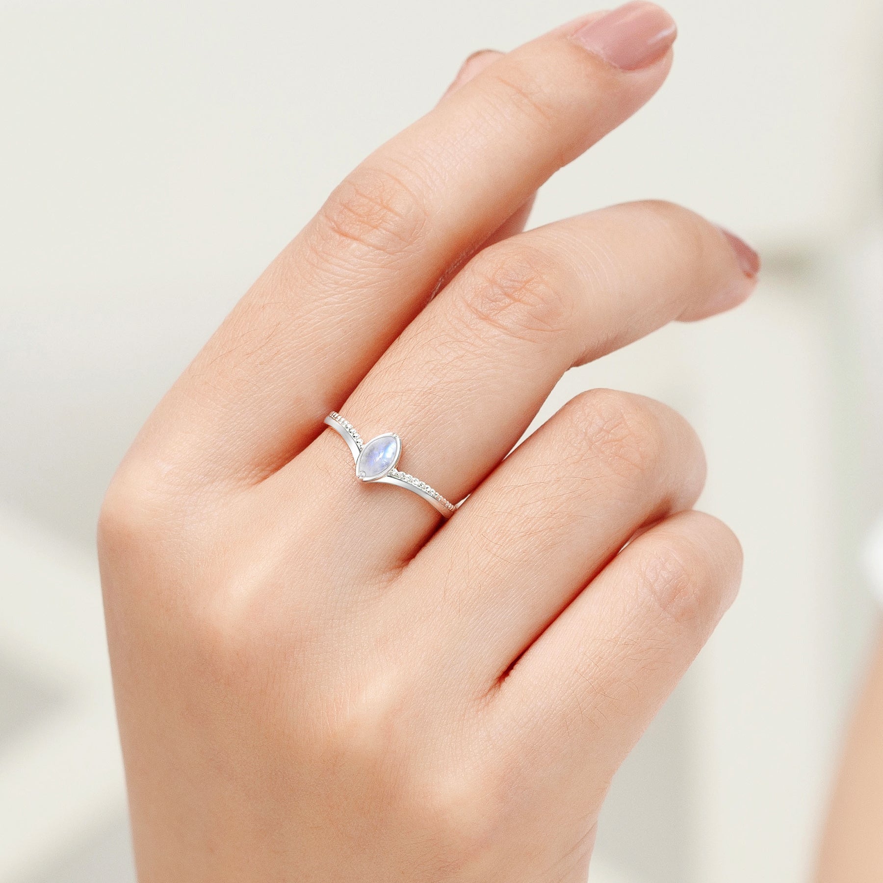 PREMIUM COLLECTION Elowen -siro hopeasormus kuukivellä.