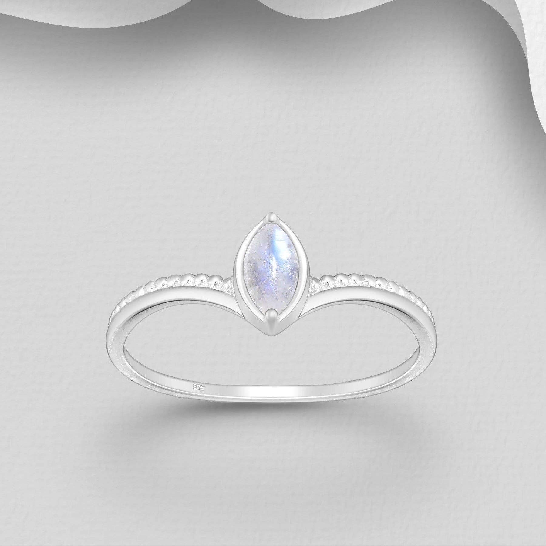 Hento ja eteerinen kuukivi-sormus 925 hopeaa.