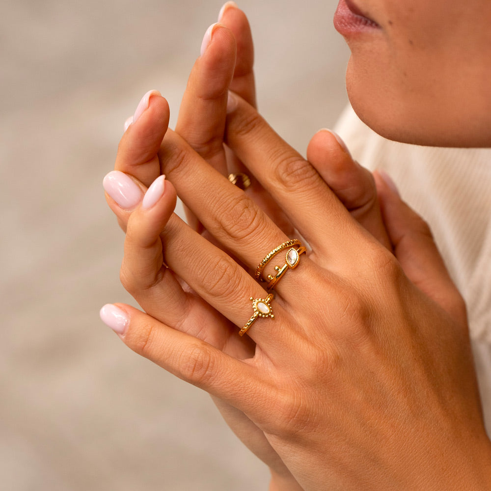 Bohm Paris helmiäisistutettu sormus elegantti kuvattuna sormessa.