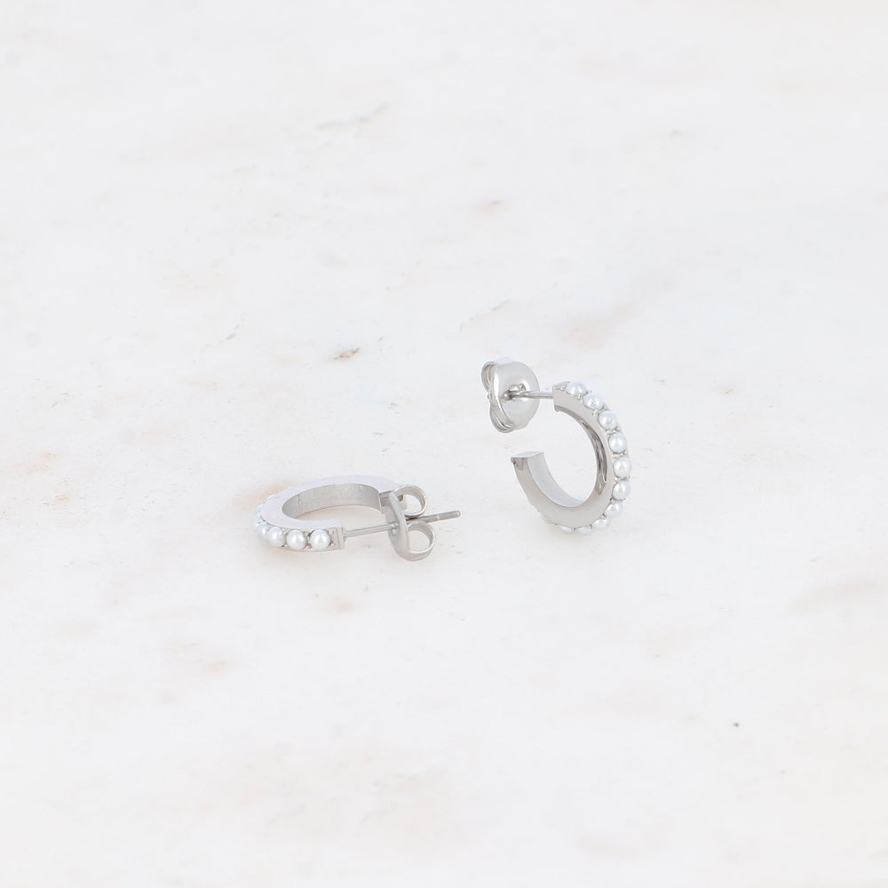 Minimalistiset hopeiset helmikorvakorut nappikiinnityksellä
