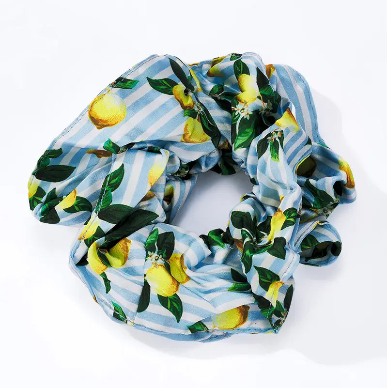 kesäinen sitruuna scrunchie röyhelöisellä muodolla