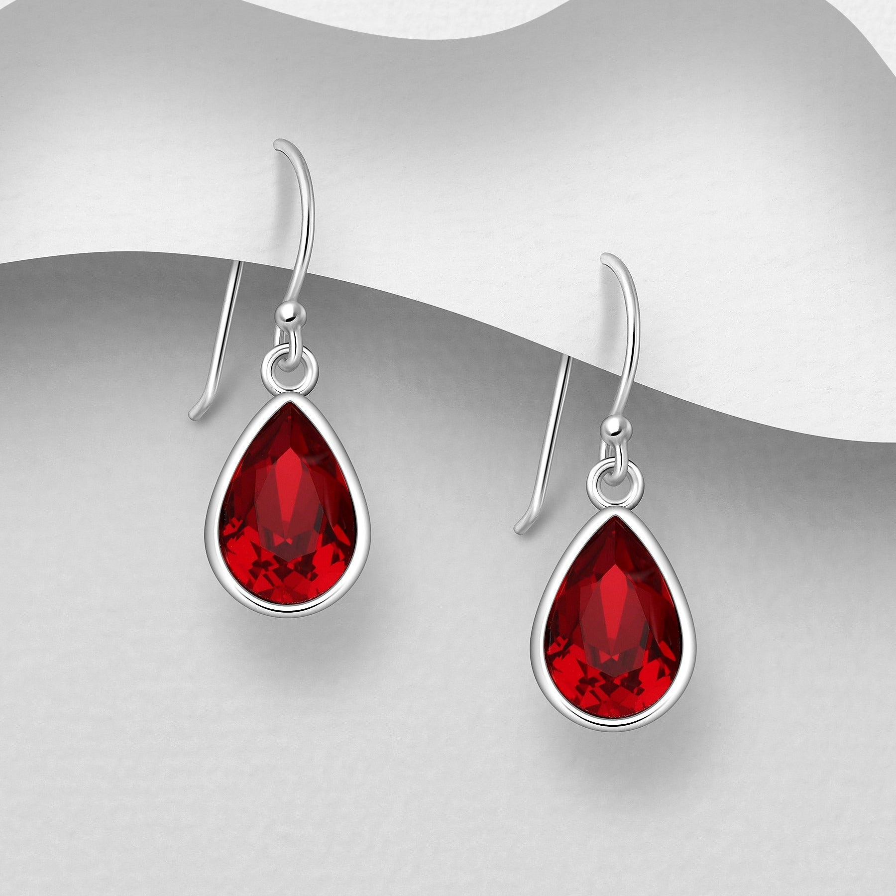 925-hopeiset Amaris-korvakorut, syvän punainen pisarakristalli ja elegantti muoto.
