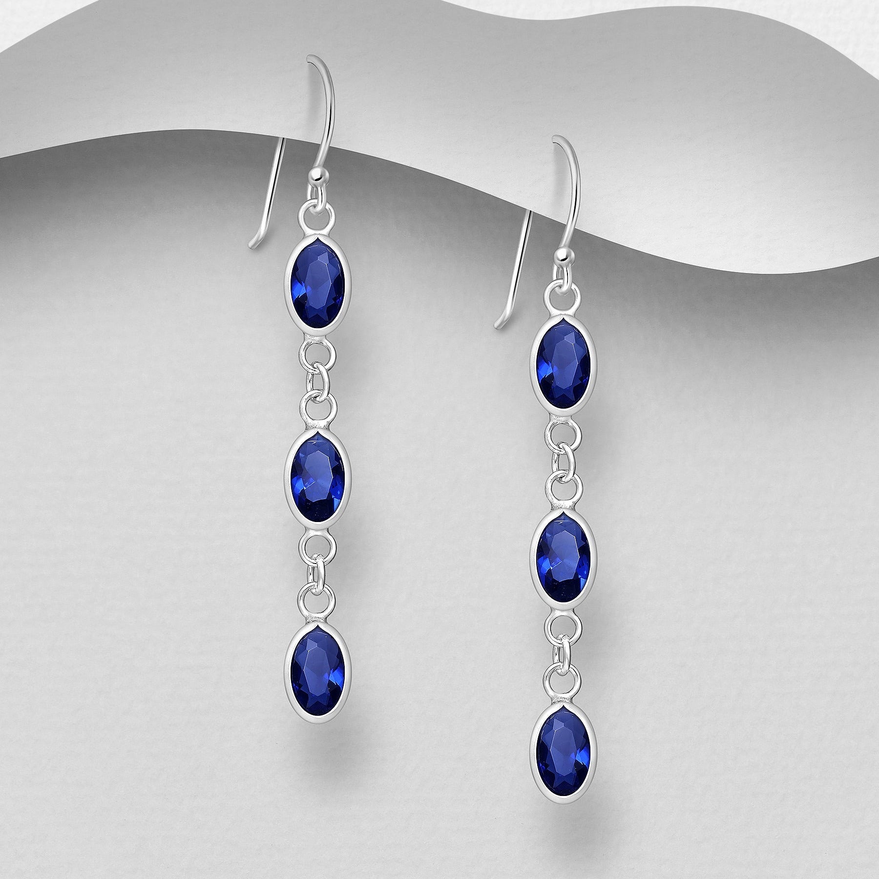 Amelia-hopeakorvakorut kolmella tummansinisellä ovaalilla CZ-kivellä, Sterling Hopea 925.