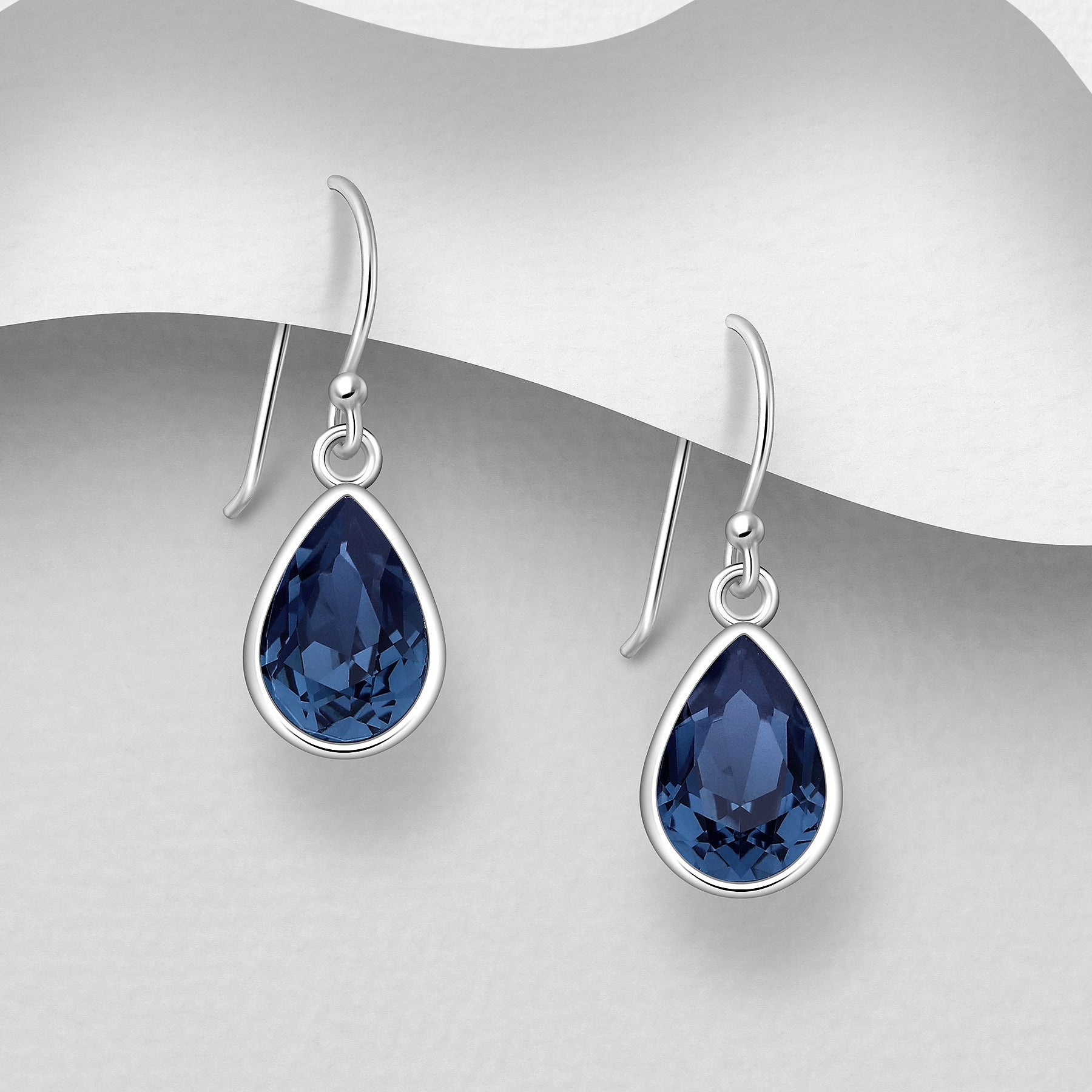 Amaris-hopeakorvakorut tummansinisellä pisarakristallilla, Sterling Hopea 925