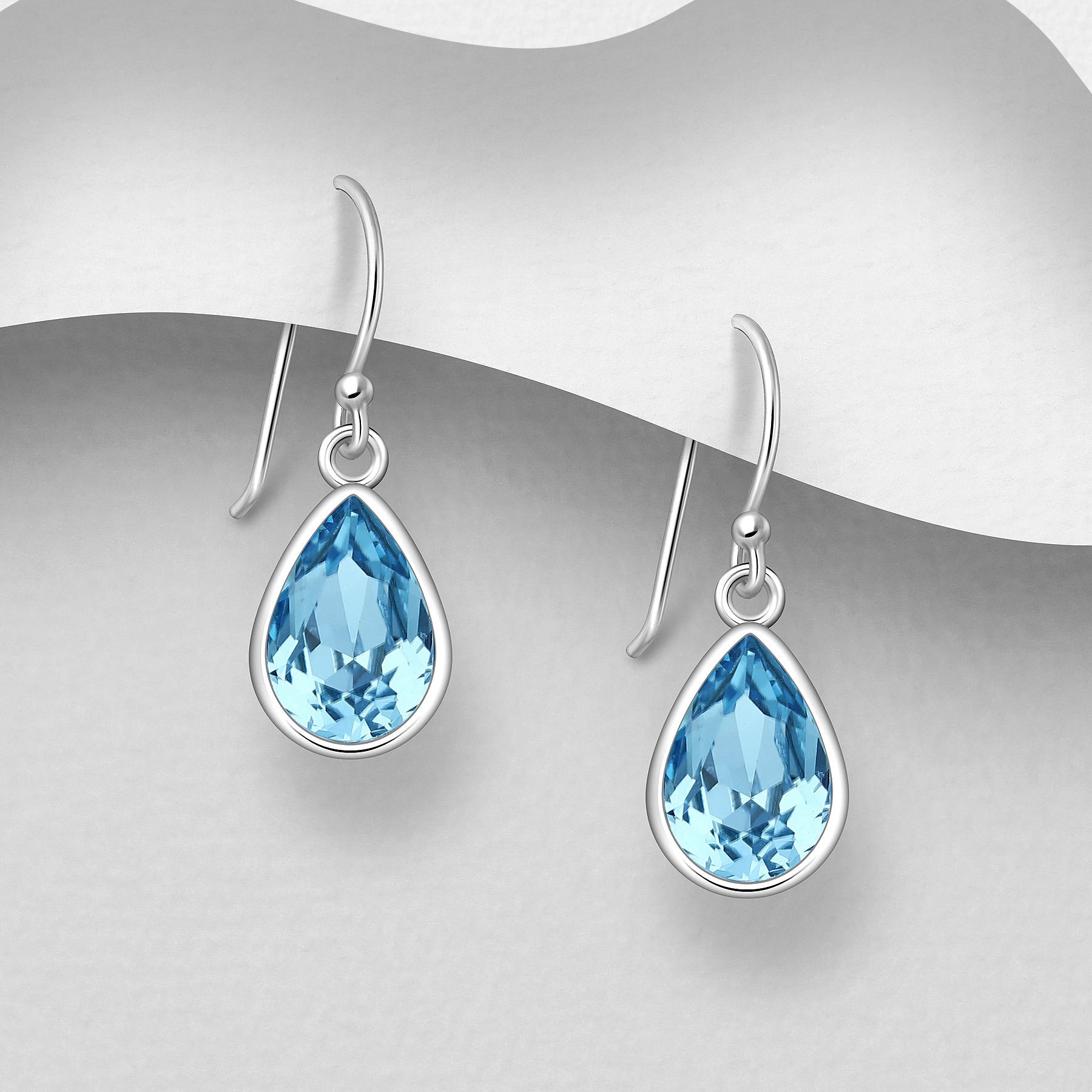 Vaaleansiniset pisarakorvakorut rhodium-pinnoitetusta hopeasta.