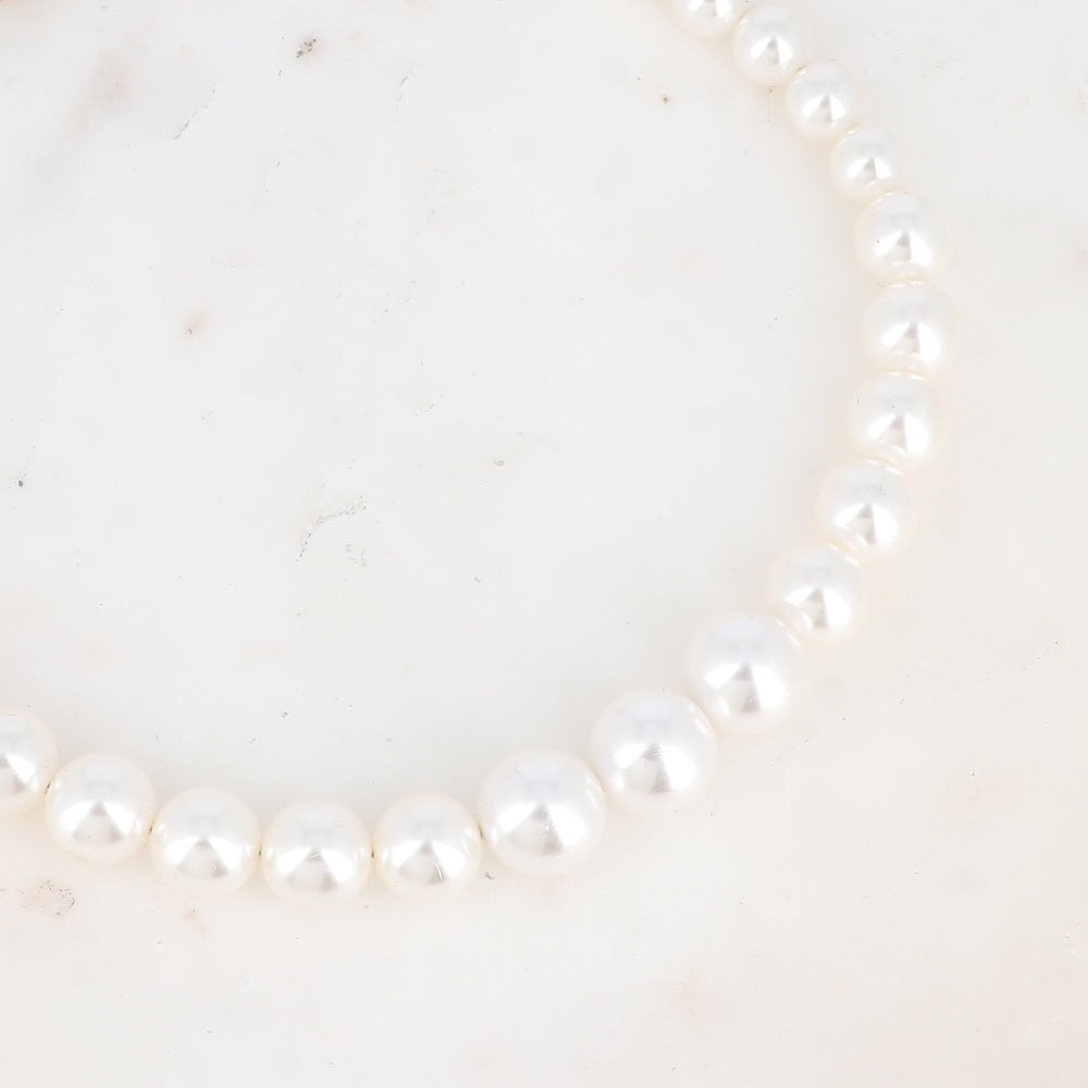 valkoinen helmikaulakoru elegantti ajaton tyyli