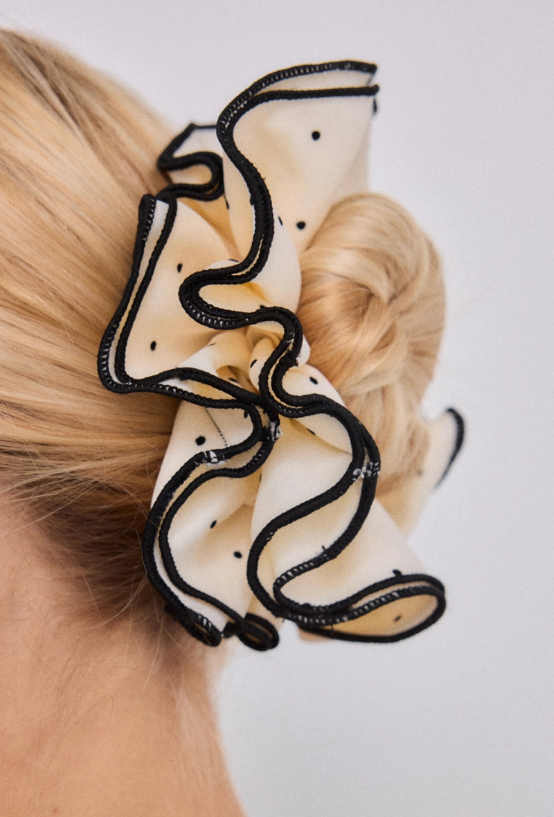 iso scrunchie valkoinen mustilla pilkuilla hiuksissa sivusta