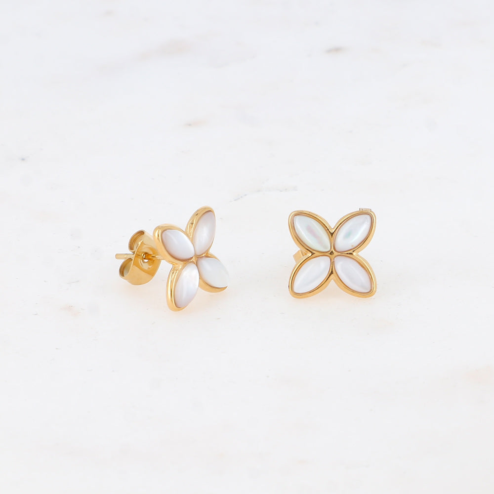 BOHM PARIS Gwendoline korvakorut valkoisella helmiäiskivellä lähikuvassa sivusta.