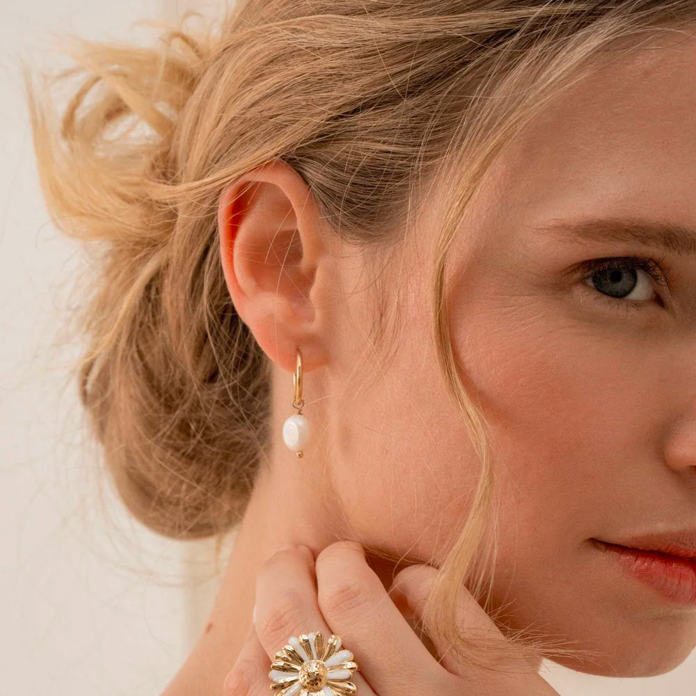 Helmikorvakorut korvassa luonnollisessa valossa