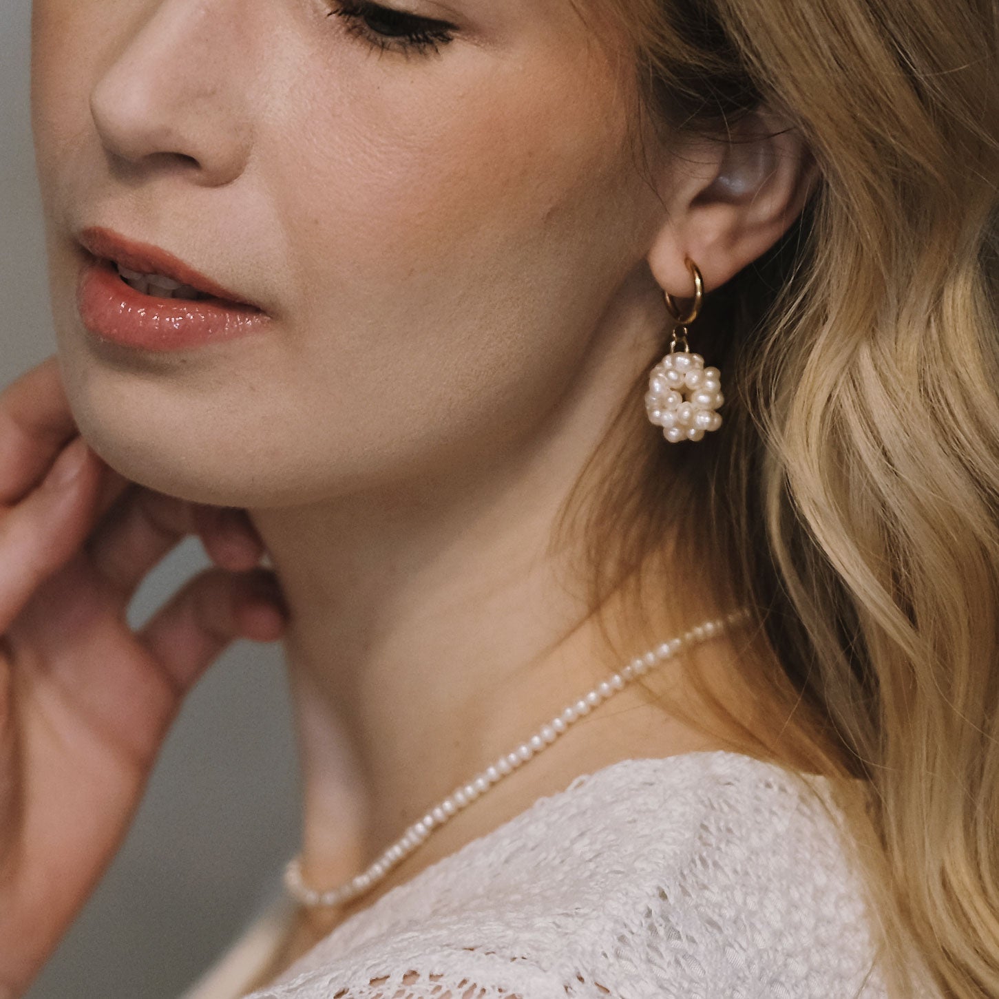 Perle Bloom -makeanvedenhelmikorvakorut kullanvärisellä renkaalla