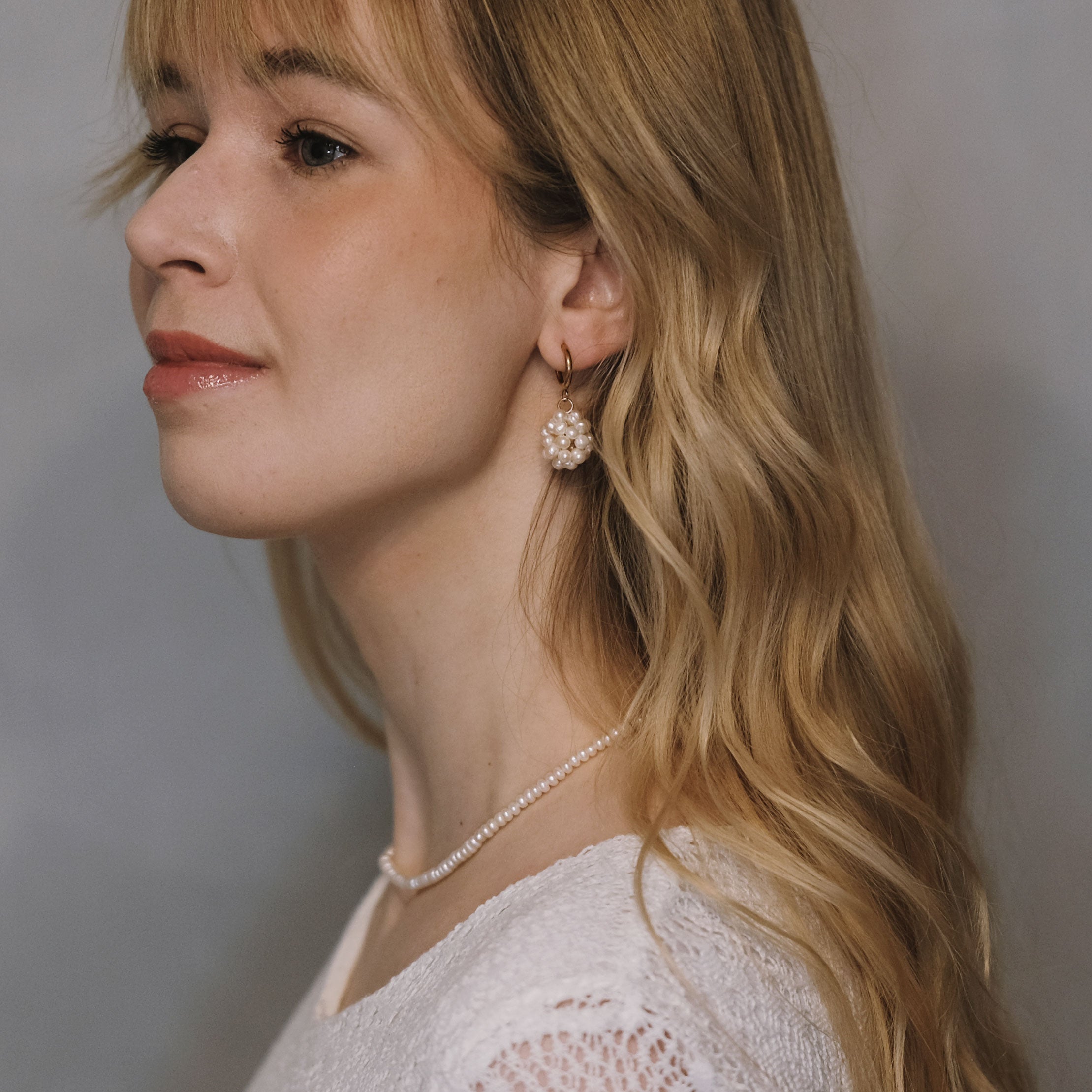 Kotimainen makeanvedenhelmikaulakoru kullanvärisillä yksityiskohdilla