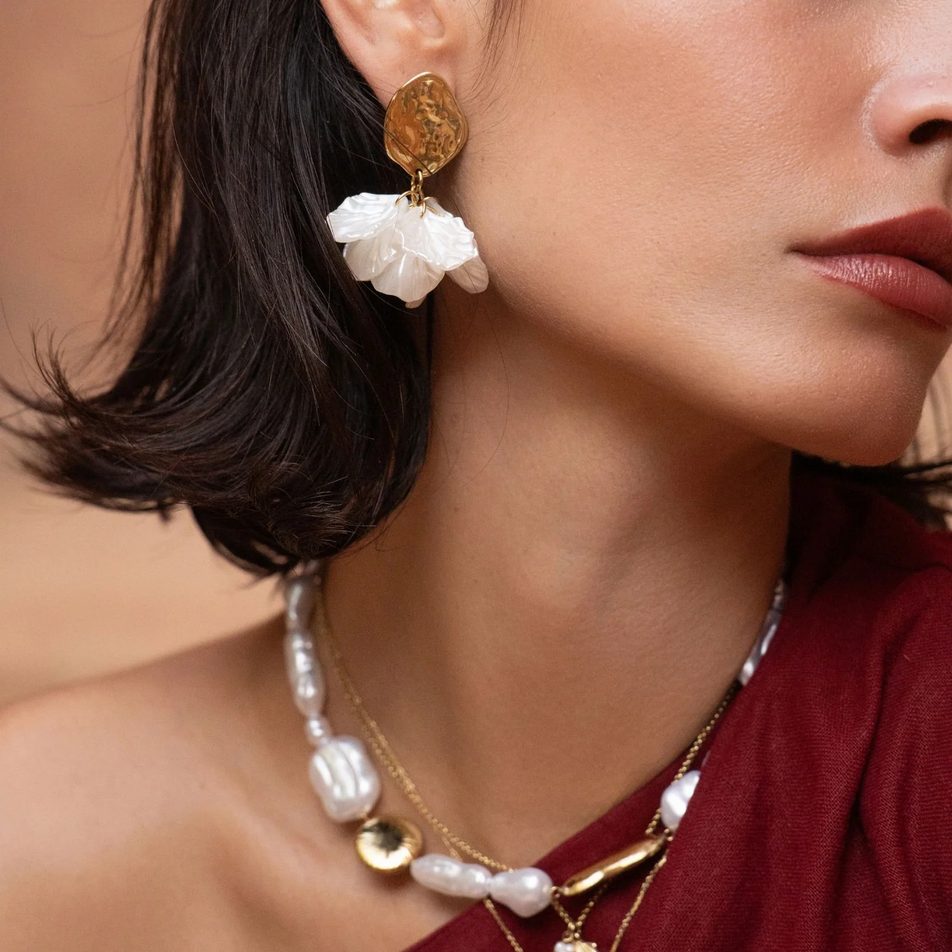 Bohm Paris Isalina helmiäiset kukkakorvakorut mallin korvassa.