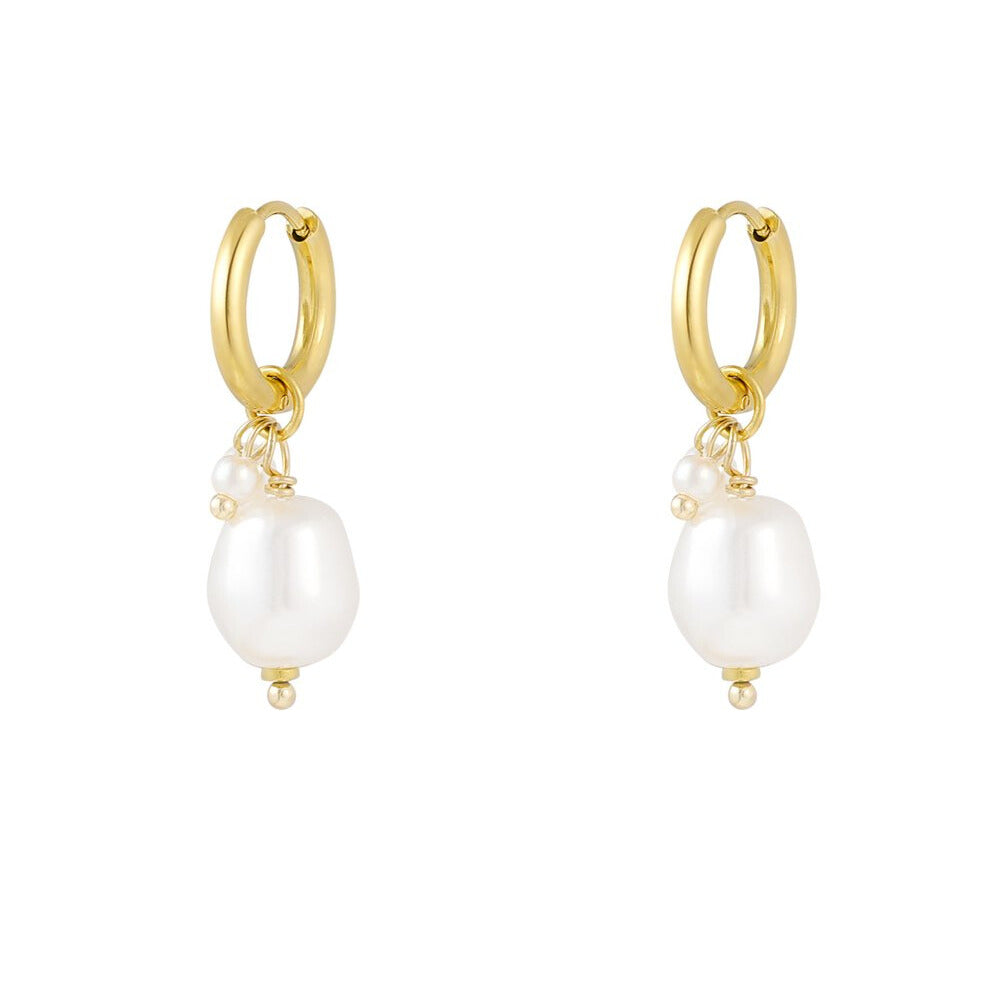 FRENCH RIVIERA | Pearl Drop – roikkuvat helmikorvakorut (kulta, kirurginteräs)