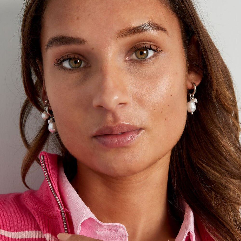 FRENCH RIVIERA | Pearl Drop – roikkuvat helmikorvakorut (kulta, kirurginteräs)