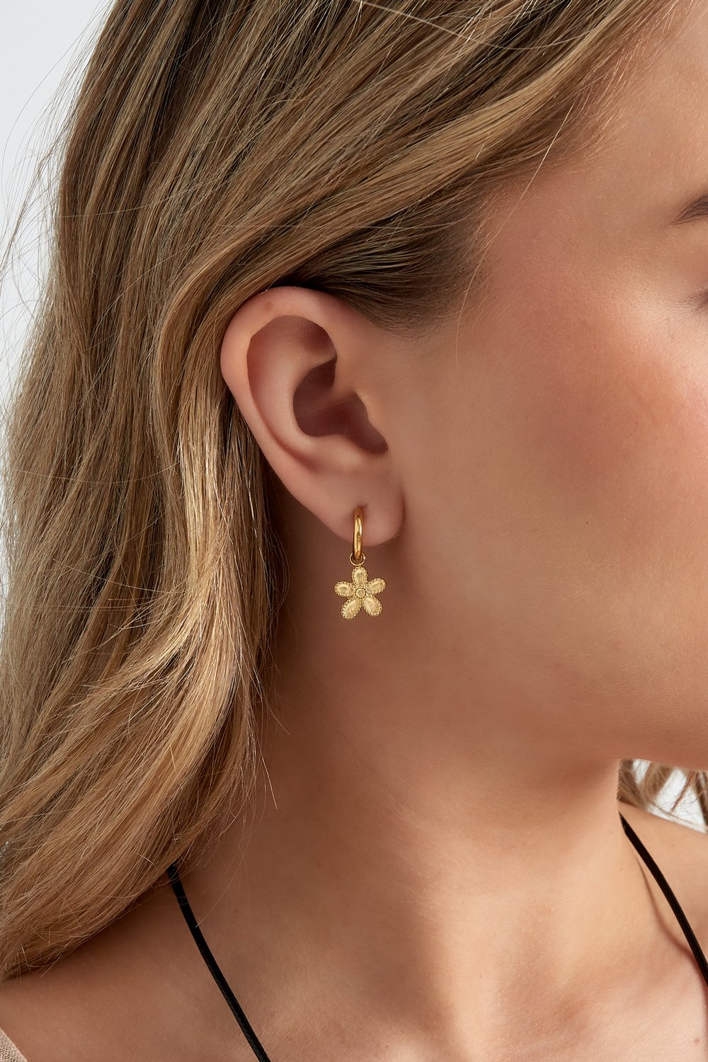 FRENCH RIVIERA | Bloom Glow – kukkakorvakorut (kulta, kirurginteräs)