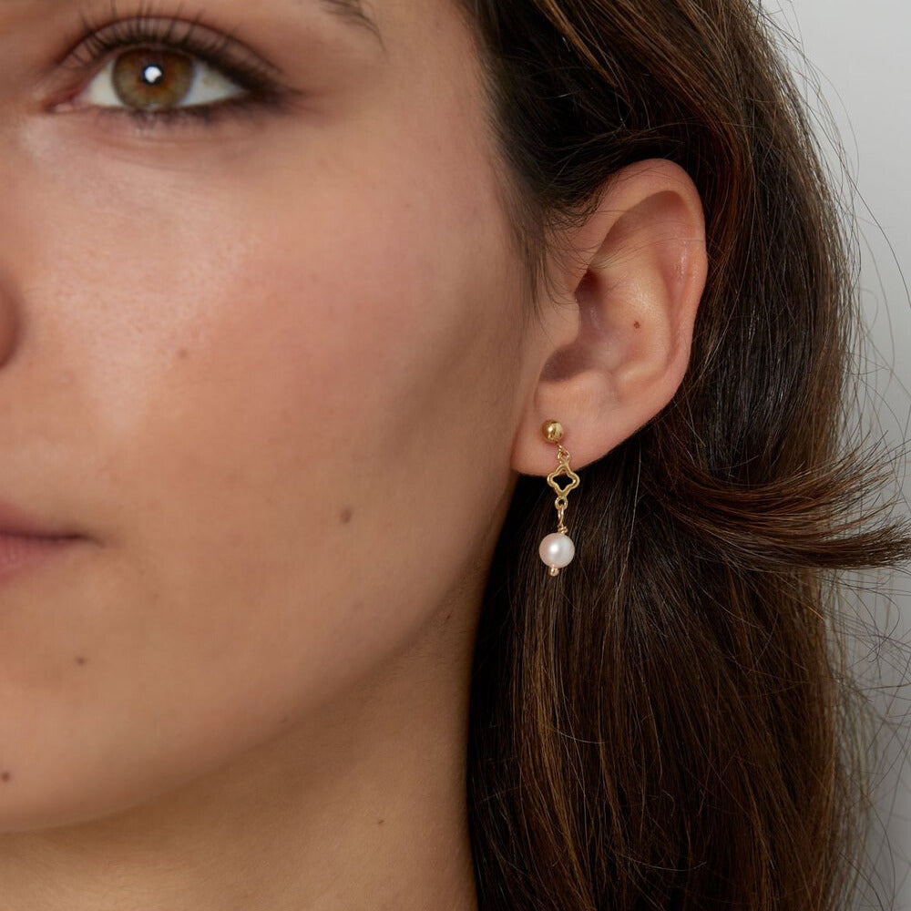 FRENCH RIVIERA | Pearl de Paris – helmikorvakorut (kulta, kirurginteräs)