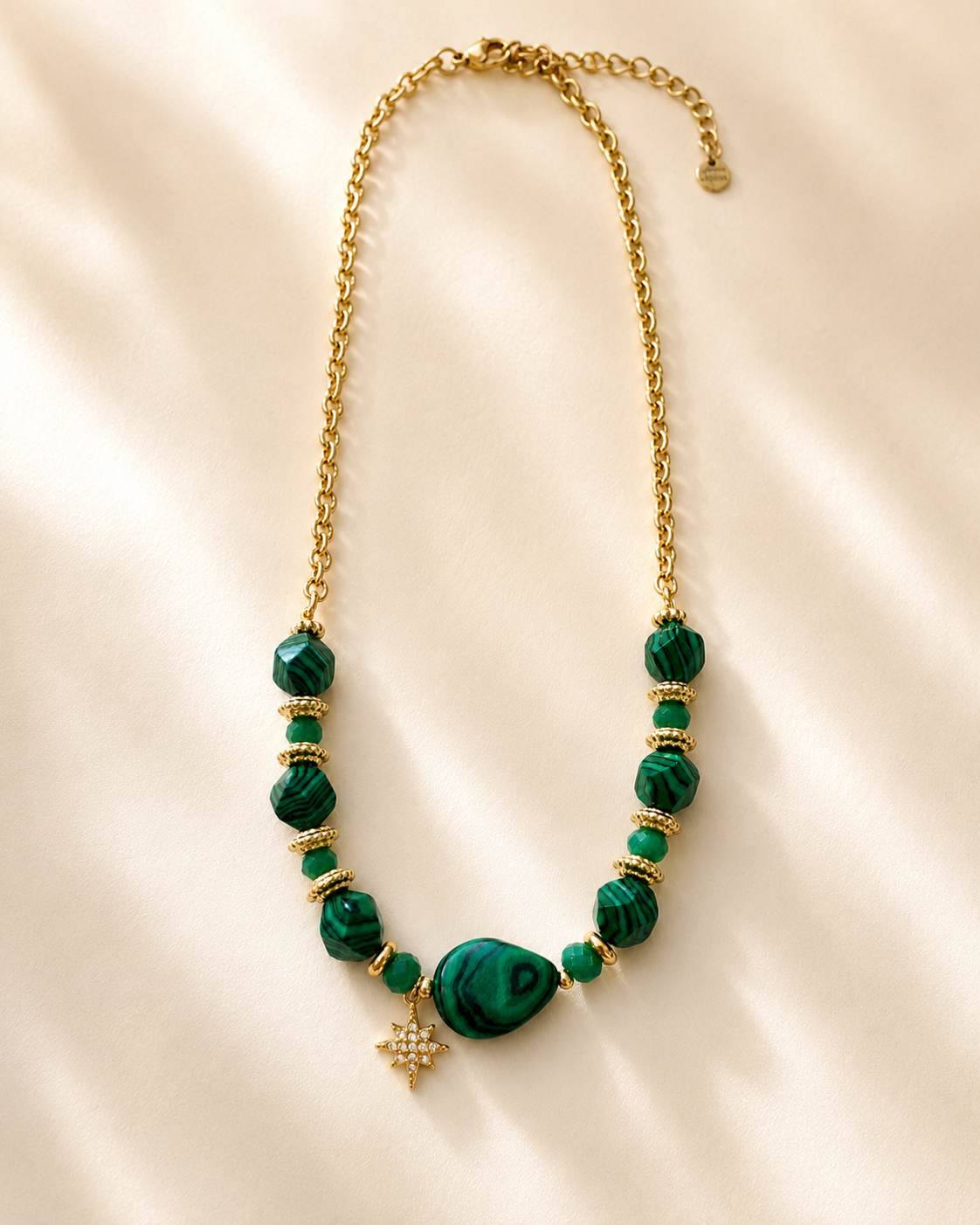 FRENCH RIVIERA Malachite Stone säädettävä luonnonkivikaulakoru tähtiyksityiskohdalla